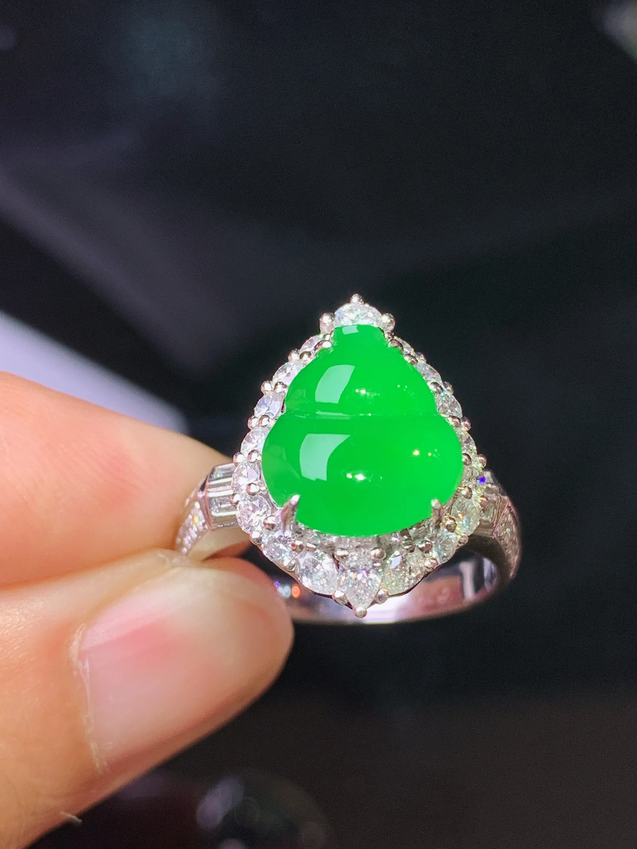 18k金钻镶嵌满绿葫芦戒指 玉质细腻 色泽清新艳丽 圈口14 整体尺寸17.2*12.6*10.5