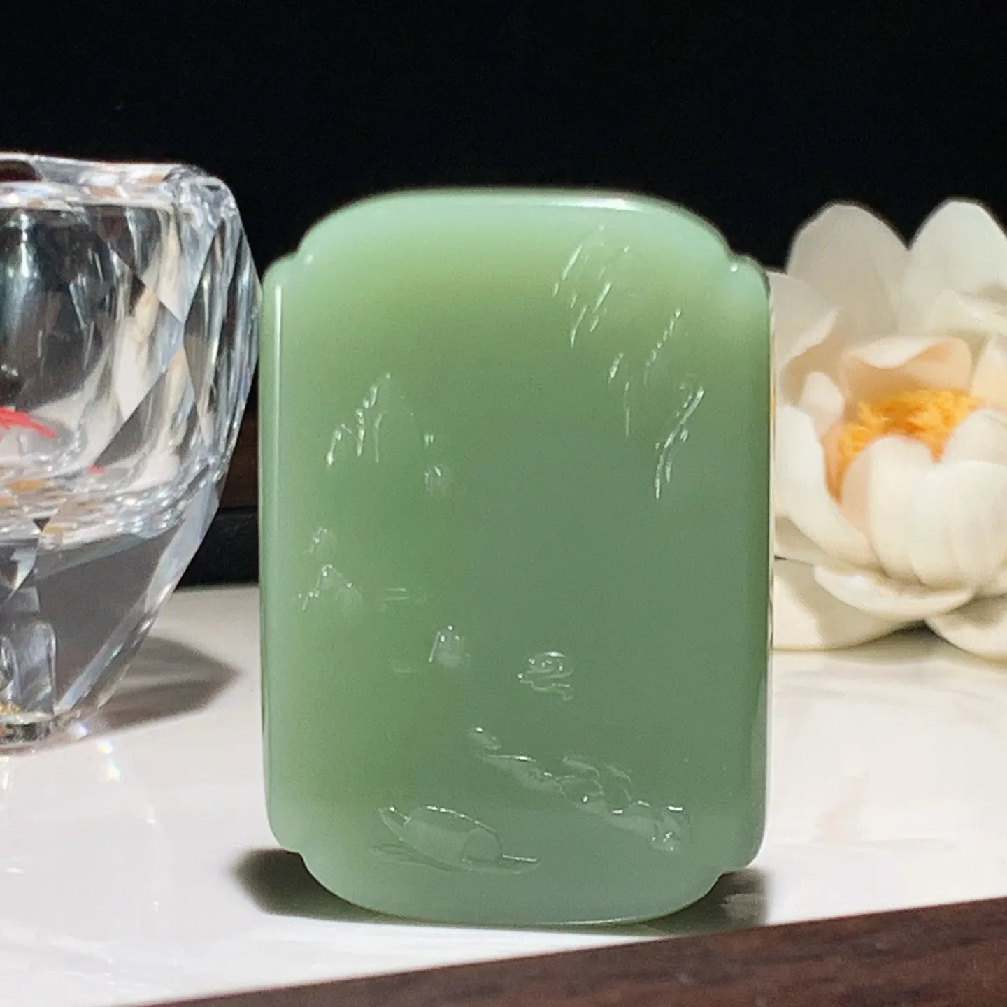 和田玉粉青俄罗斯碧玉观音头牌子挂件。尺寸51/36/12重45克 玉质细腻油润。无裂无杂无结构 手推出油。佩戴高端典雅。lt251225