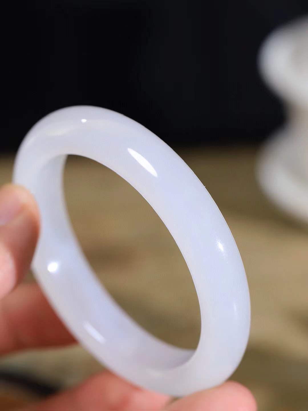 【花样年华·手镯】

精品和田玉白玉手镯，质地油润细腻，色泽高贵典雅，镯型古朴典雅。在诗情画意的雨巷相遇，你是我腕间的一抹风情，有你眸有深情，清风荡漾湖间静水，我愿俯身低眉，在烟波涟漪处，寻你深情倩影。内径54.5mm尺寸12-9mm 重51克fDA-781272524