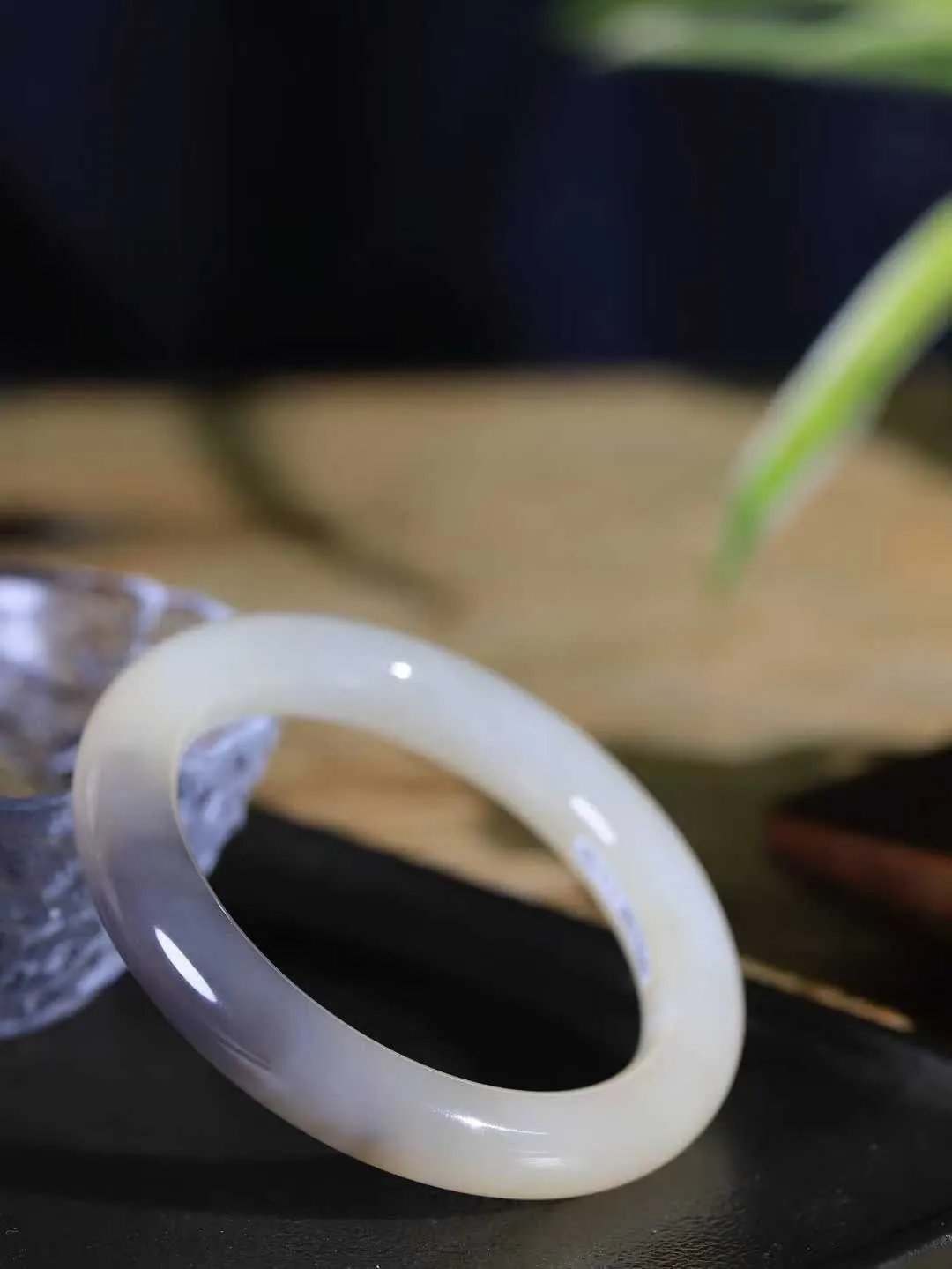 （一见倾心.手镯）

精品和田玉三色圆条手镯，玉质温润细腻 油性十足 手感舒适，高华雅逸，线条流畅，简约大气，美自天成，素雅高贵。佩戴于腕间，婉约之美，举手投足间透出那低调奢华。重60克  尺寸56-11.3-10.5mm  561252400A