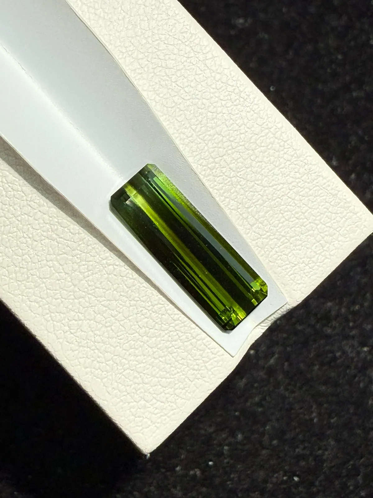 【高端珠宝】天然极美绿碧玺裸石
重量: 3.455ct  规格: 16.5*5.7*3.6毫米
精湛切工，满身火彩
台面大，实物更美，可以代镶嵌设计。