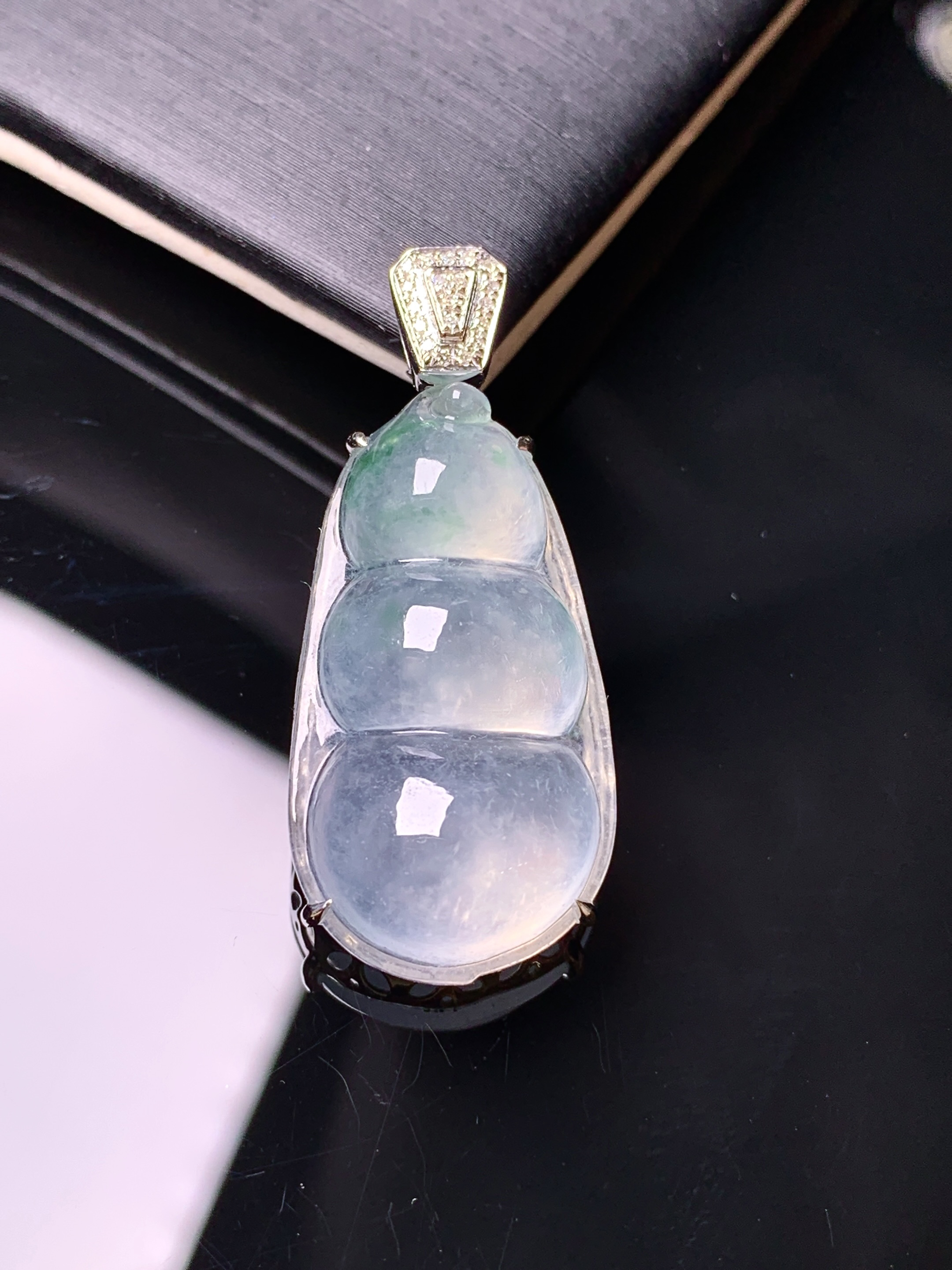 18k金钻镶嵌冰种四季豆吊坠 玉质细腻 色泽清新艳丽 整体尺寸25.5*15.5*8.2