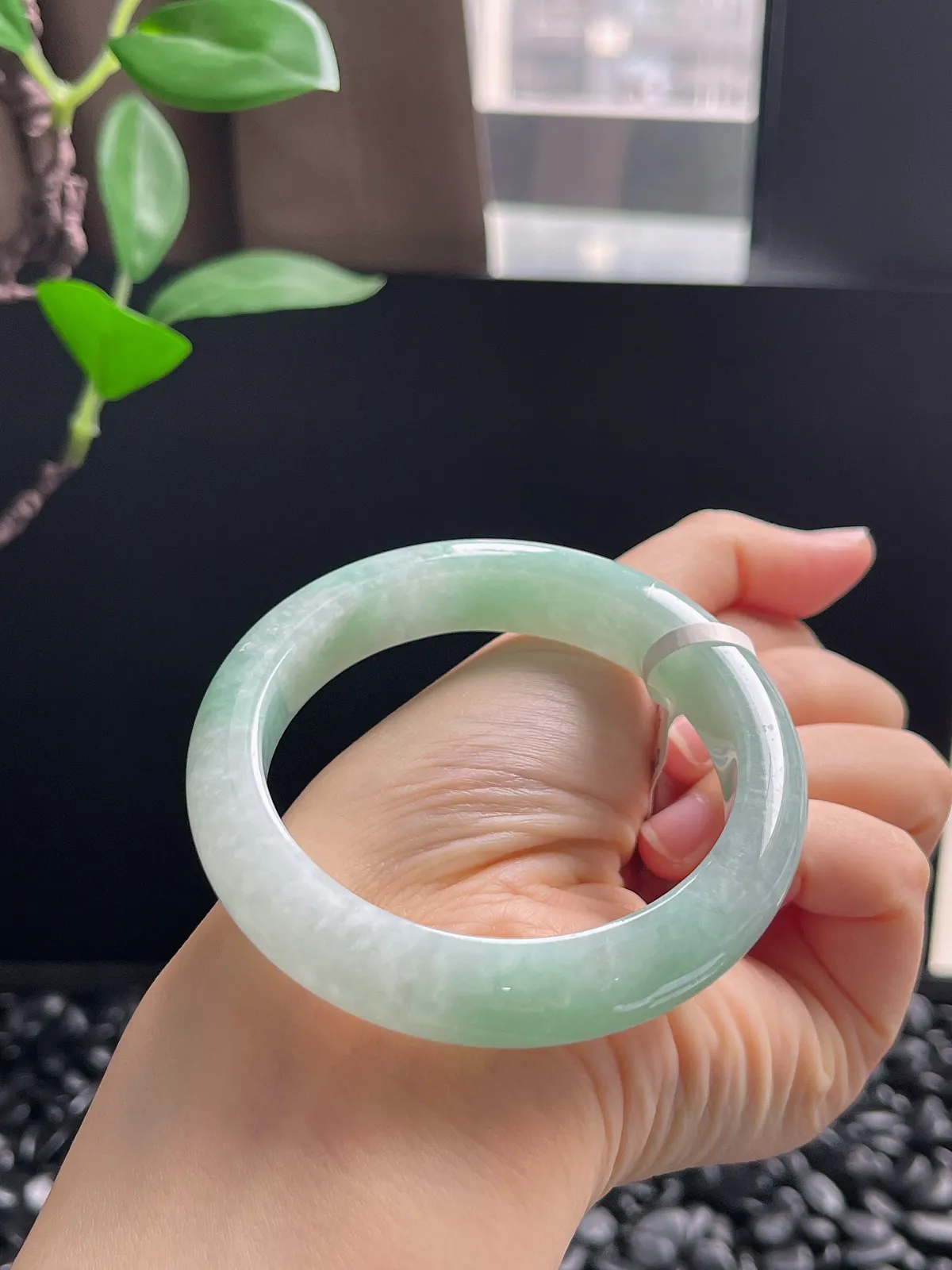 正圈53.5圈口，翡翠糯化种淡绿色手镯