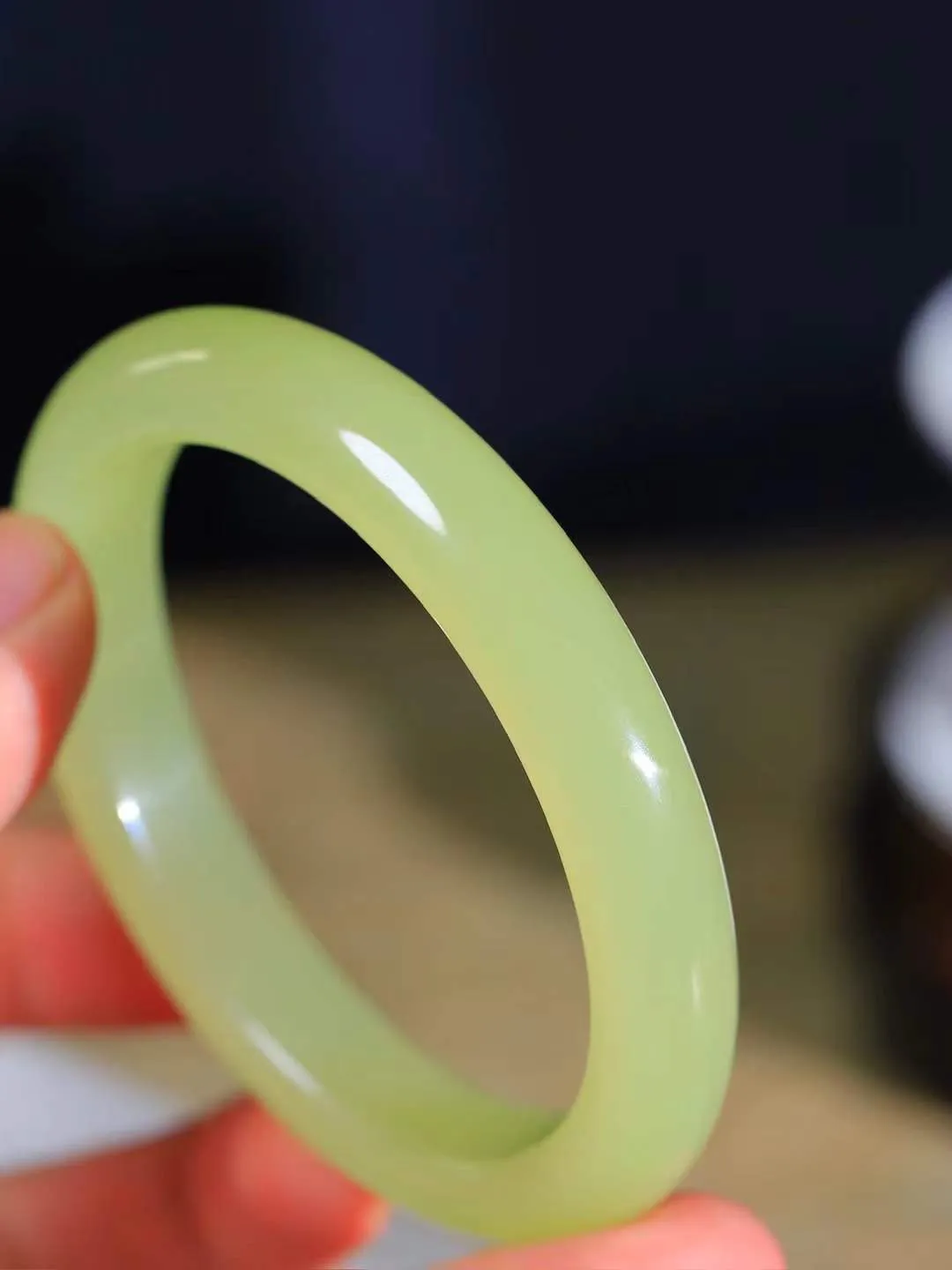 【贵妃镯.玉腕清响】    

精品和田玉黄口贵妃镯，玉质温润细腻 油性十足 相传杨贵妃十分喜爱椭圆形态手镯，后人称其为贵妃镯。因其形与人手腕形相吻合，佩戴更服帖，别具妩媚风格。
重49.5克   正圈内径55-52mm尺寸11.5-8.6mm   fDL-101252416