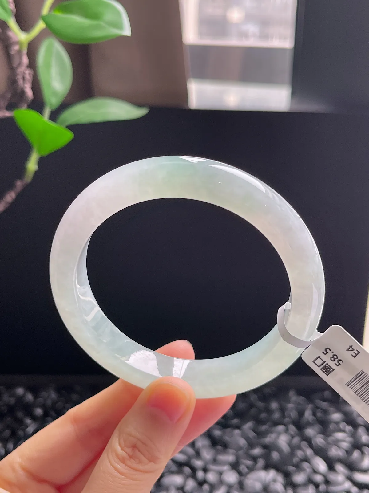 正圈58.5圈口，翡翠冰糯种淡绿色手镯，胶感十足