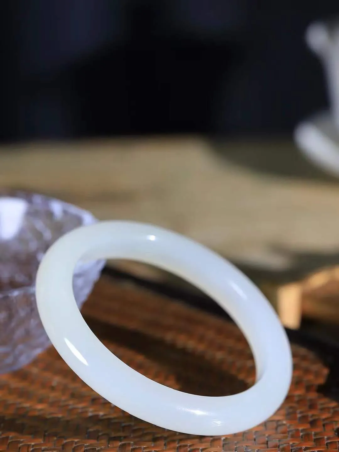 （一见倾心.手镯）

精品和田玉冰底手镯，玉质温润细腻 油性十足 手感舒适，高华雅逸，线条流畅，简约大气，美自天成，素雅高贵。佩戴于腕间，婉约之美，举手投足间透出那低调奢华。重49.8克  尺寸59-10.5-9mm FDL791242426