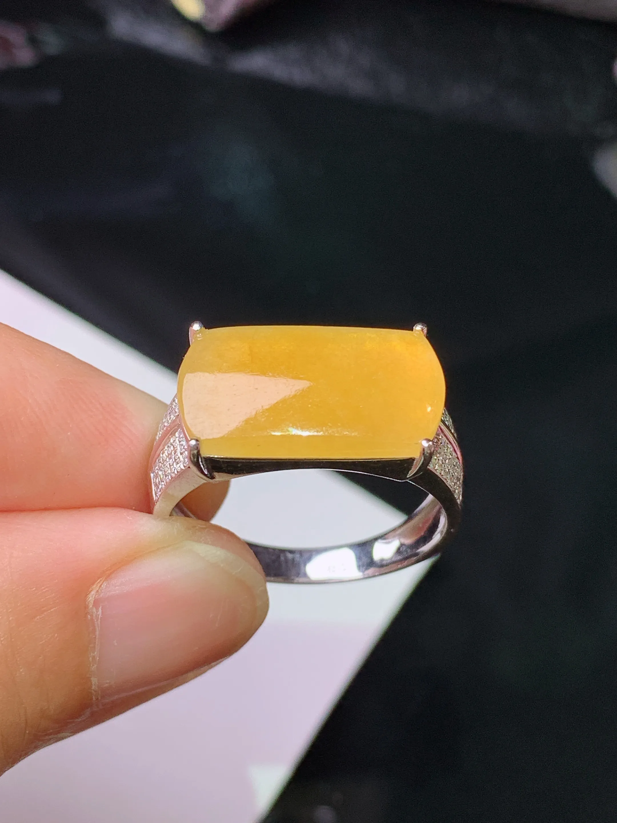 18k金钻镶嵌黄翡马鞍戒指 玉质细腻 色泽清新艳丽 圈口17.5 裸石尺寸8.5*16*2.5