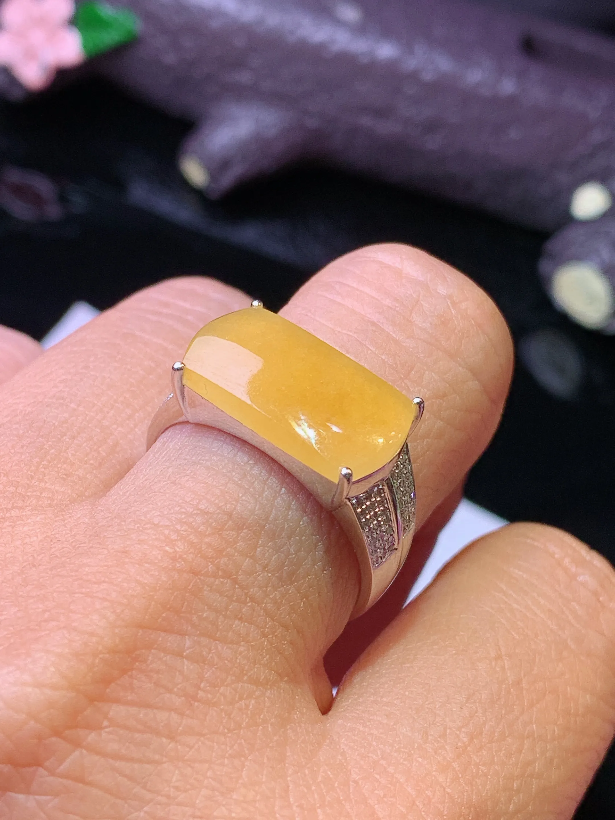 18k金钻镶嵌黄翡马鞍戒指 玉质细腻 色泽清新艳丽 圈口17.5 裸石尺寸8.5*16*2.5