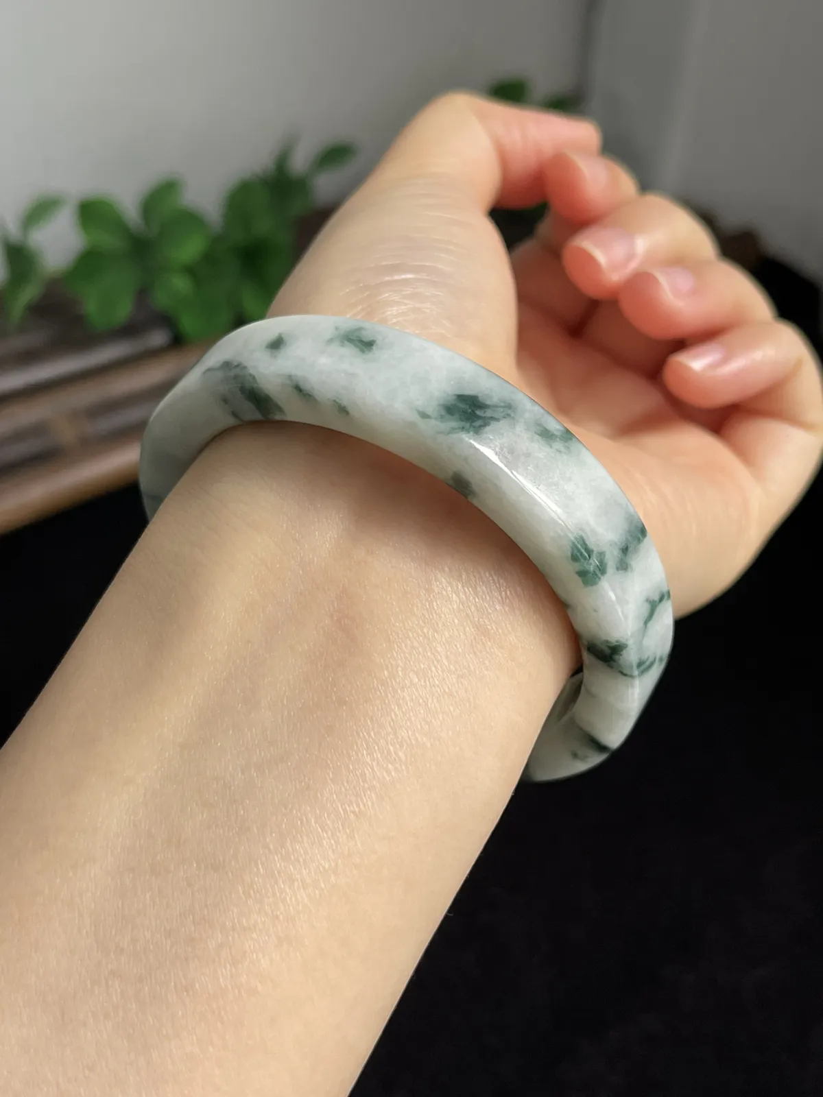 正圈56.5圈口，翡翠糯化种飘绿手镯，非常独特的方形手镯，飘片片蓝绿碎花，仙气飘飘，上手非常漂亮