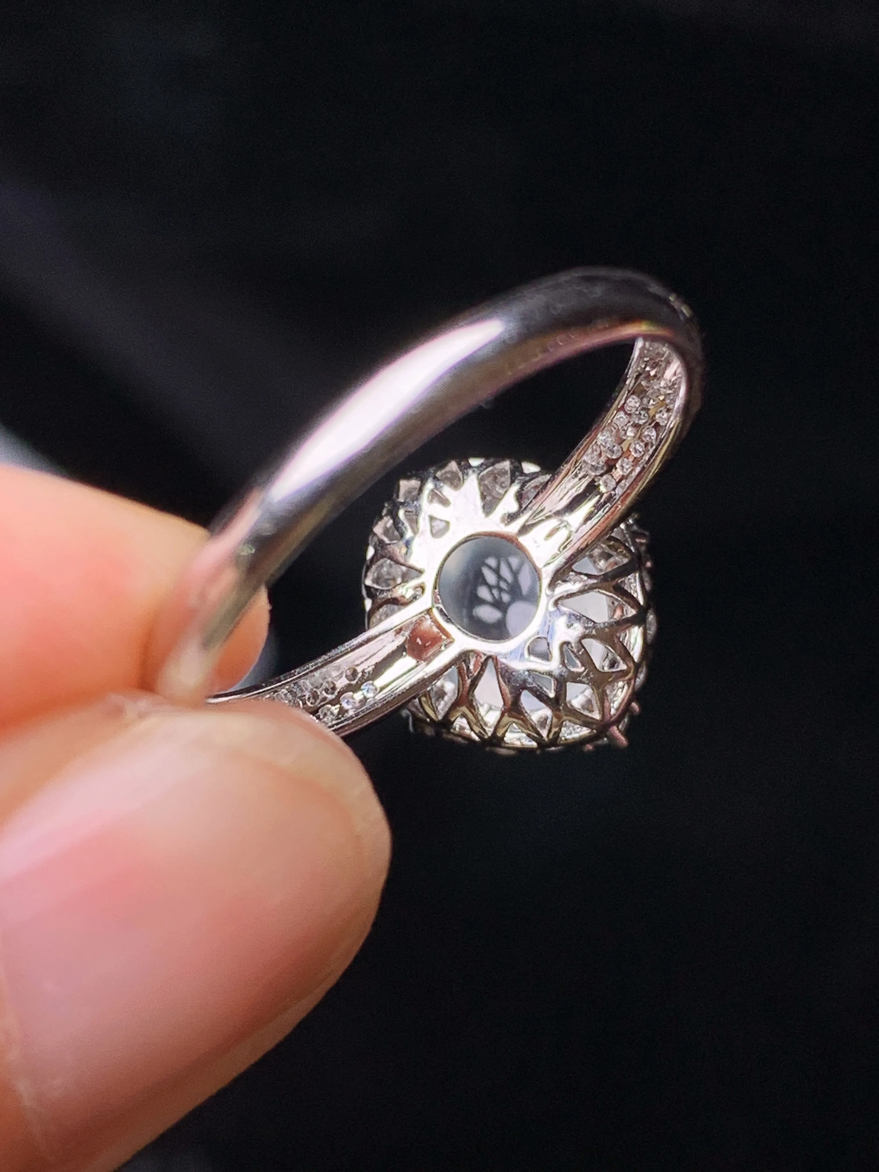 18k金钻镶嵌冰种蛋面戒指 玉质细腻 色泽清新艳丽 圈口14.5 整体尺寸12.3*10.8*8.2