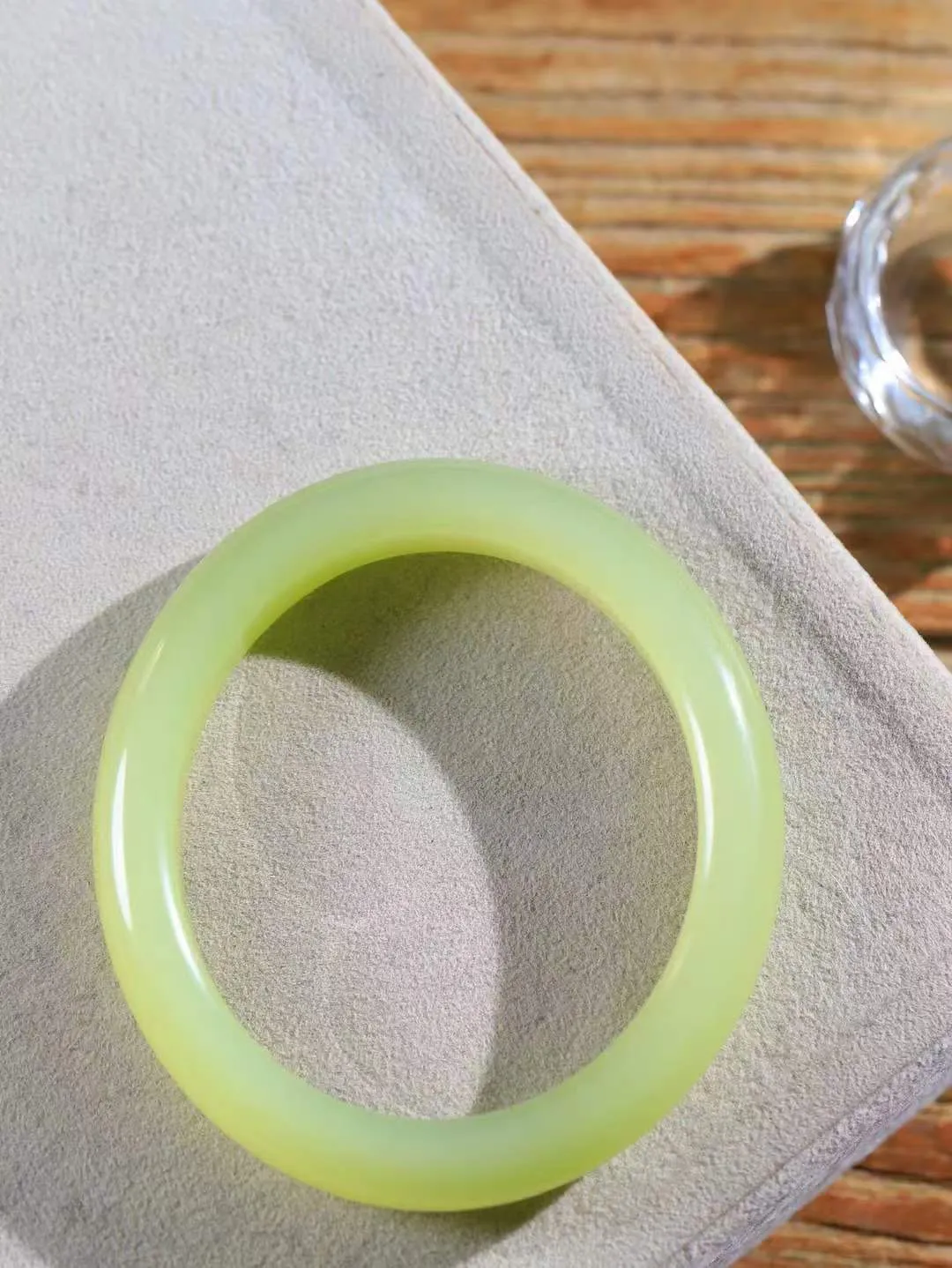 【贵妃镯.玉腕清响】    

精品和田玉黄口贵妃镯，玉质温润细腻 油性十足 相传杨贵妃十分喜