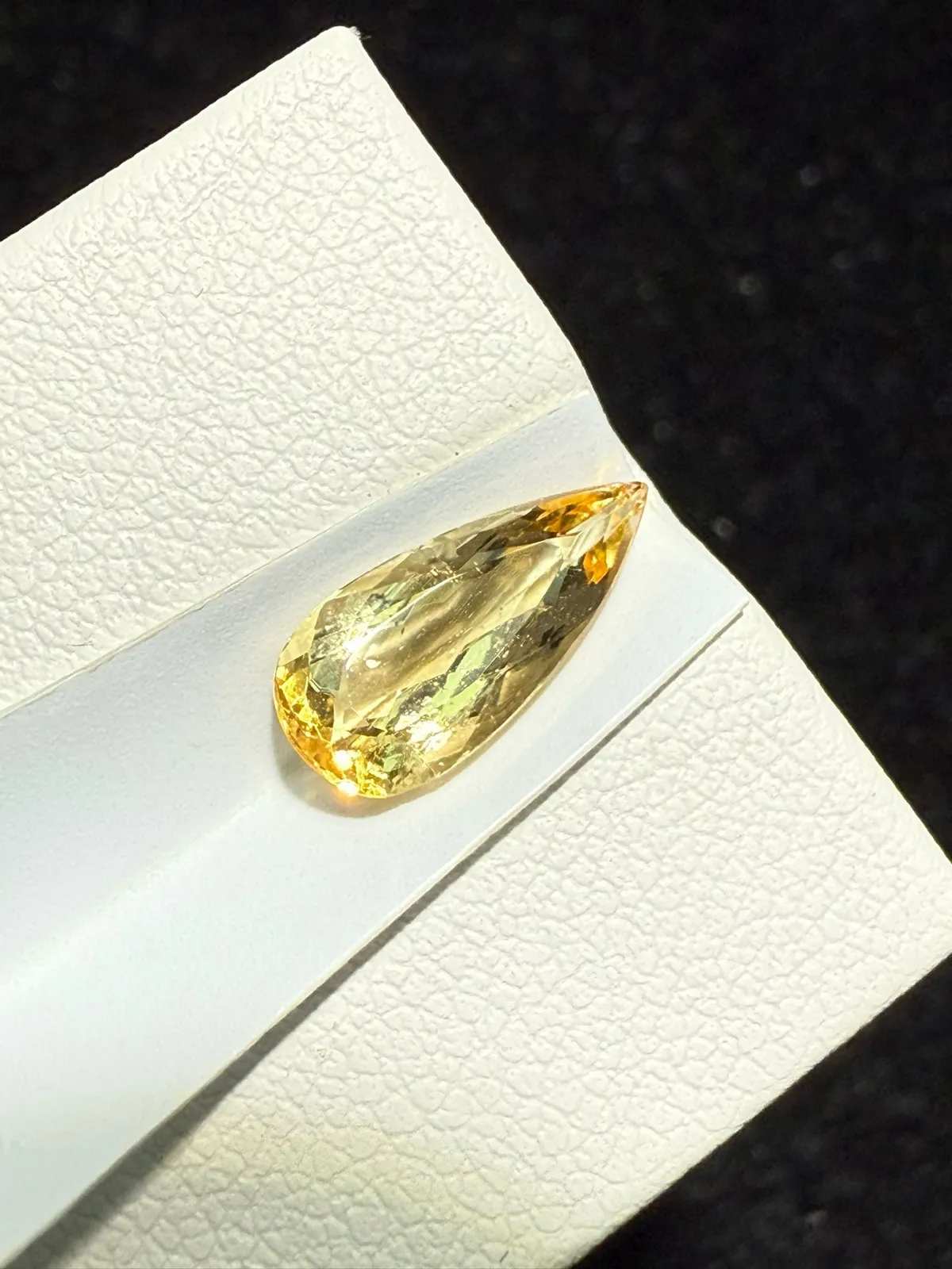 【高端珠宝】天然极美帝王托帕石裸石
重量: 1.68ct  规格: 12*5.6*3.5毫米
精湛切