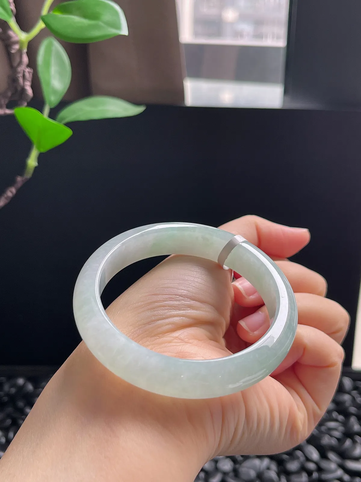 正圈54.5圈口，翡翠冰糯种淡绿色手镯