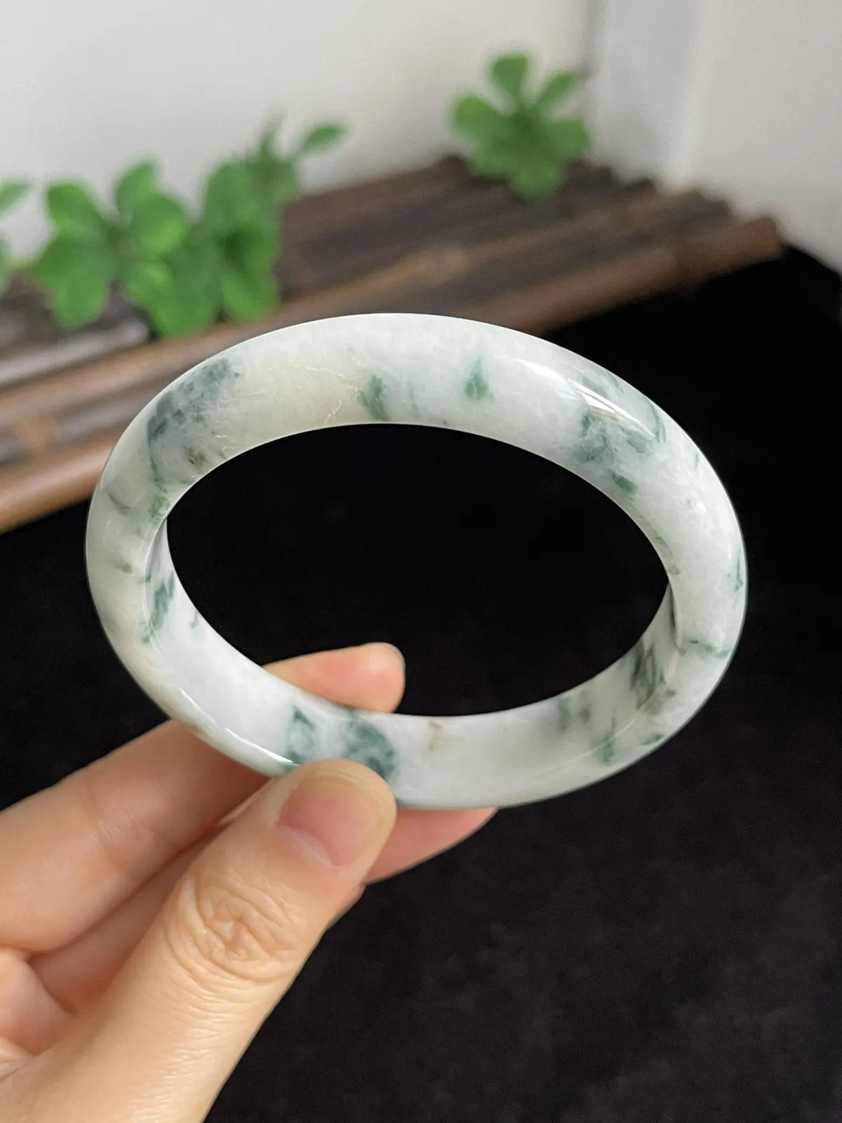 正圈56.3圈口，翡翠糯化种白底飘花飘绿手镯