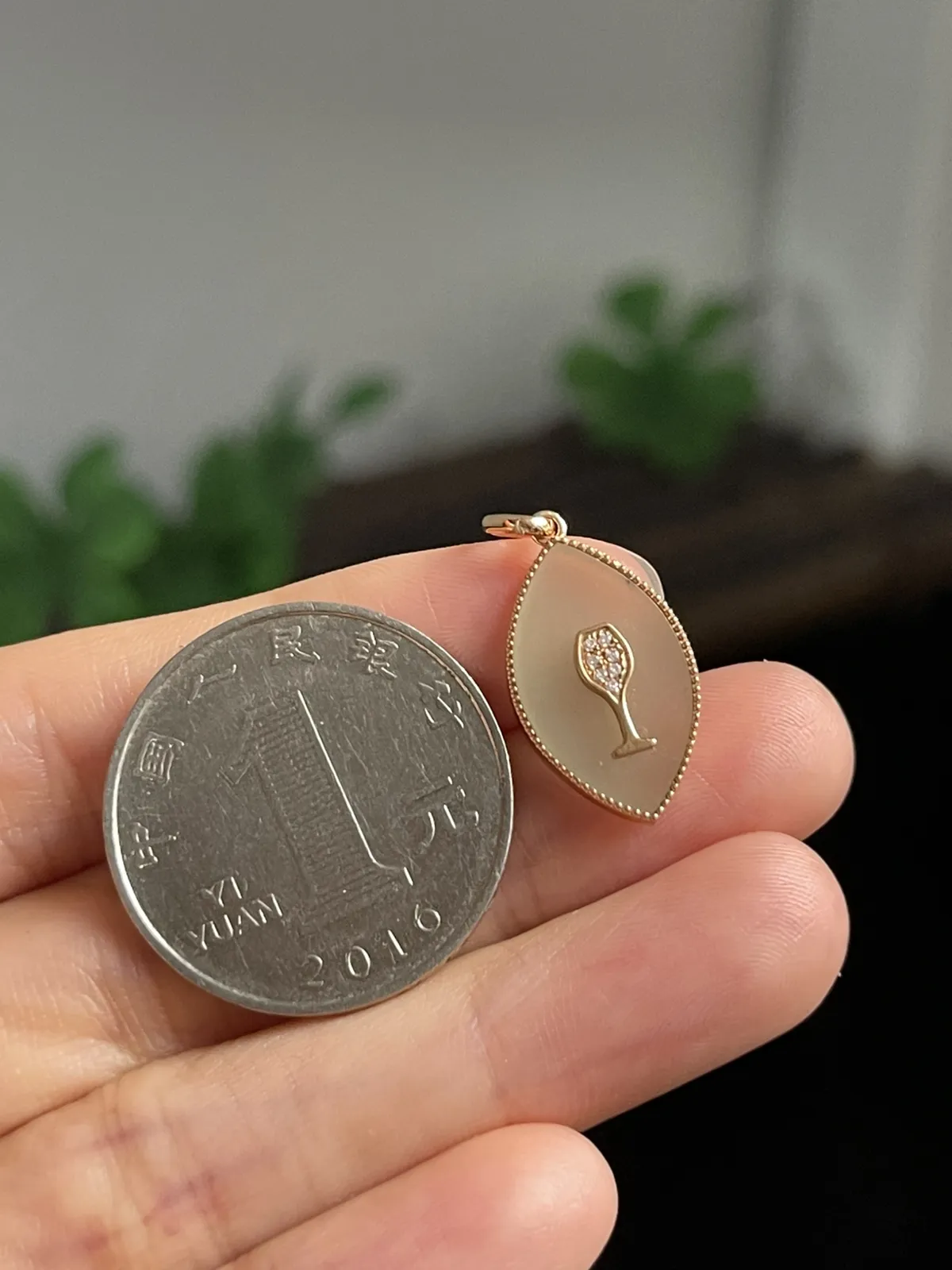 和田玉挂坠，伴钻石，印记：Au750