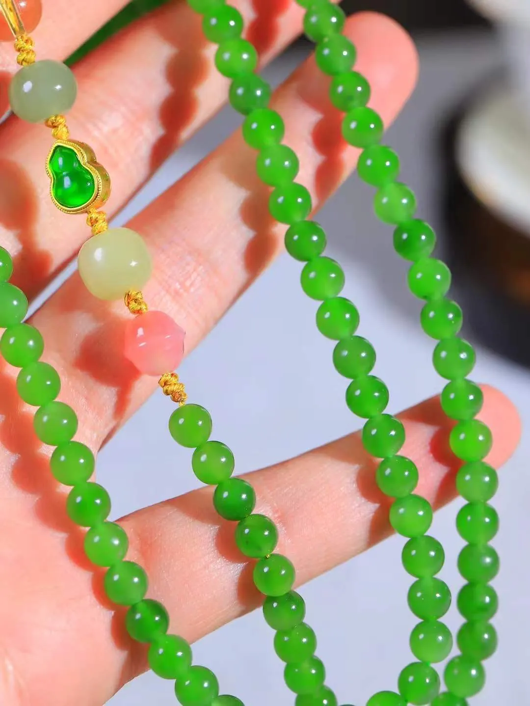 【珠圆玉润.挂链】

精品和田玉碧玉珠圆玉润挂链 玉质温润细腻 油性十足 佩戴舒适。珠珠落玉盘，间关莺语花底滑，一生美好时光，无论身在何处，都有它相伴相守。事事顺遂，幸福美满，吉祥如意。重48克 尺寸取一6mm FDL-521202472