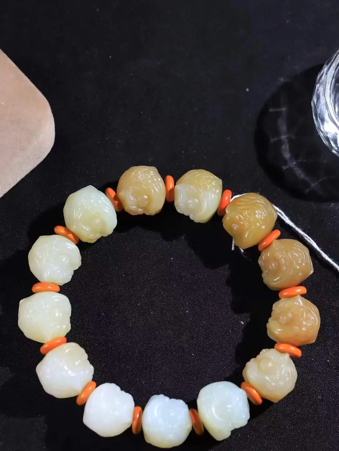 【醒狮.手串】

精品和田玉糖白玉醒狮手串，精雕醒狮，毛羽丝丝可见，它有着美丽的外表，目光尖锐，与日比肩。寓意有着坚定清晰的目标，并奋力前进，执着拼搏，最终与日同辉。重60.7克  尺寸取一13.4-14.2-13.7mmfDT-881202466