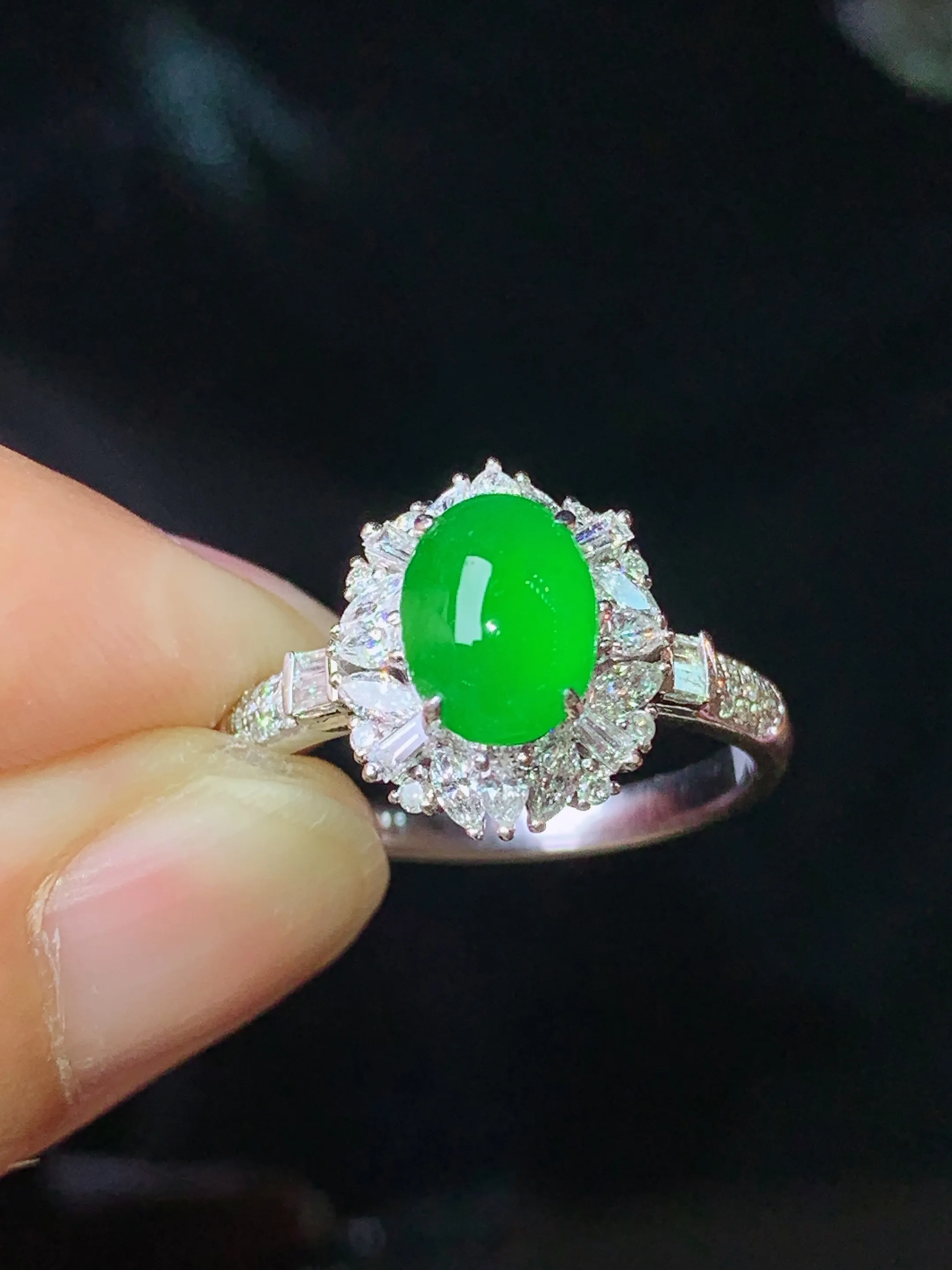 18k金钻镶嵌满绿蛋面戒指 玉质细腻 色泽清新艳丽 圈口15 整体尺寸12.7*11*7.8