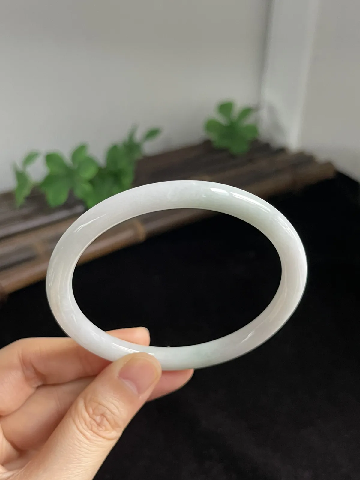 圆镯60.6圈口，翡翠手镯. 种老肉细，飘一片翠绿细细的叮当镯，上手秀气漂亮