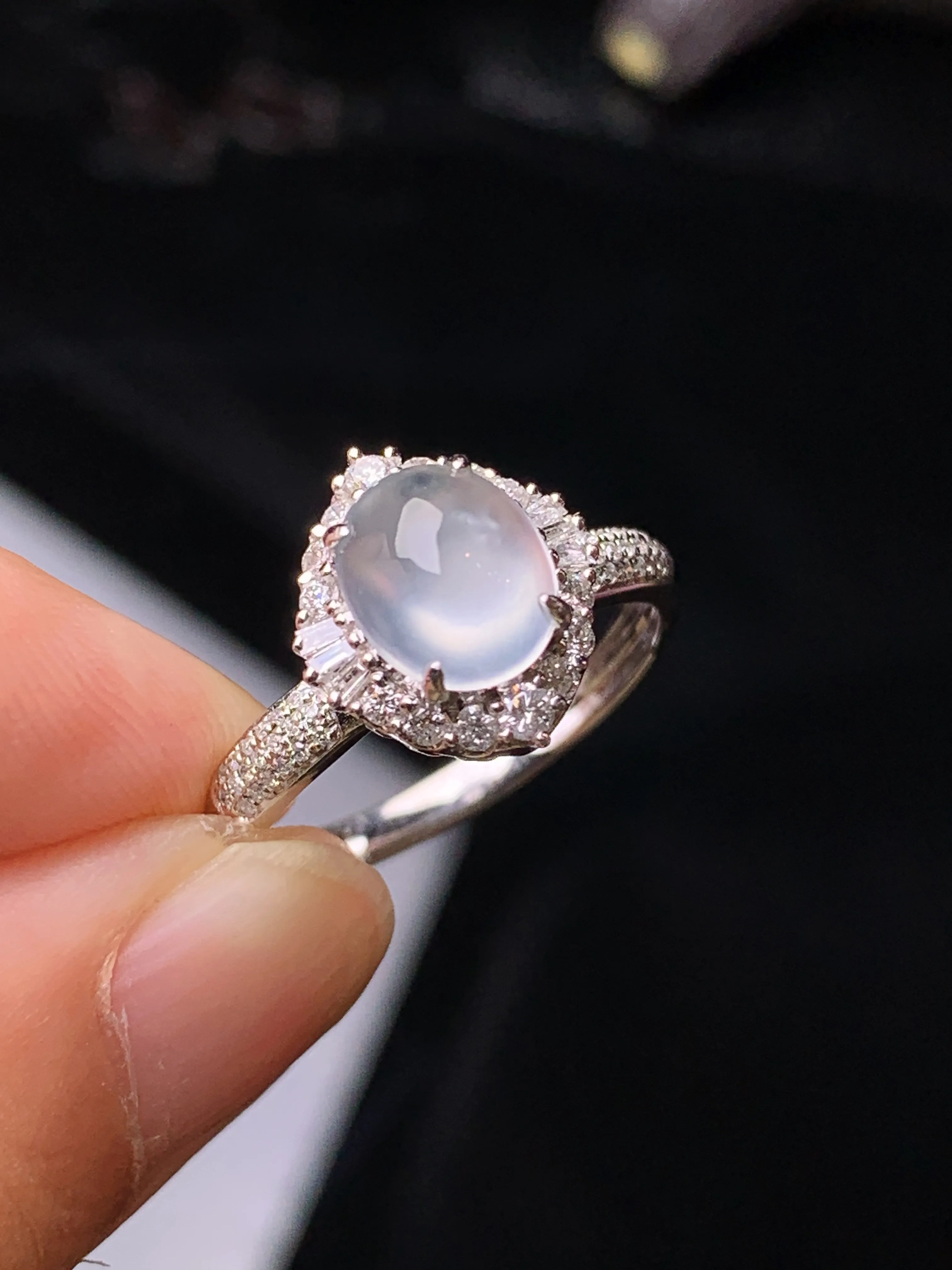 18k金钻镶嵌冰种蛋面戒指 玉质细腻 色泽清新艳丽 圈口14.5 整体尺寸12.3*10.8*8.2