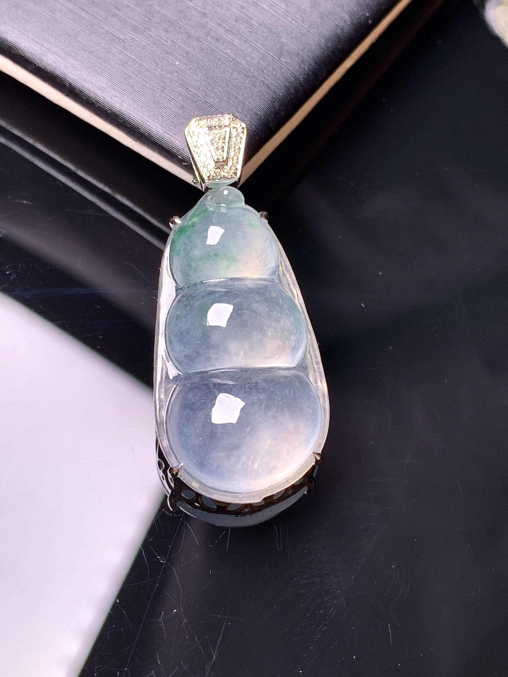 18k金钻镶嵌冰种四季豆吊坠 玉质细腻 色泽清新艳丽 整体尺寸25.5*15.5*8.2