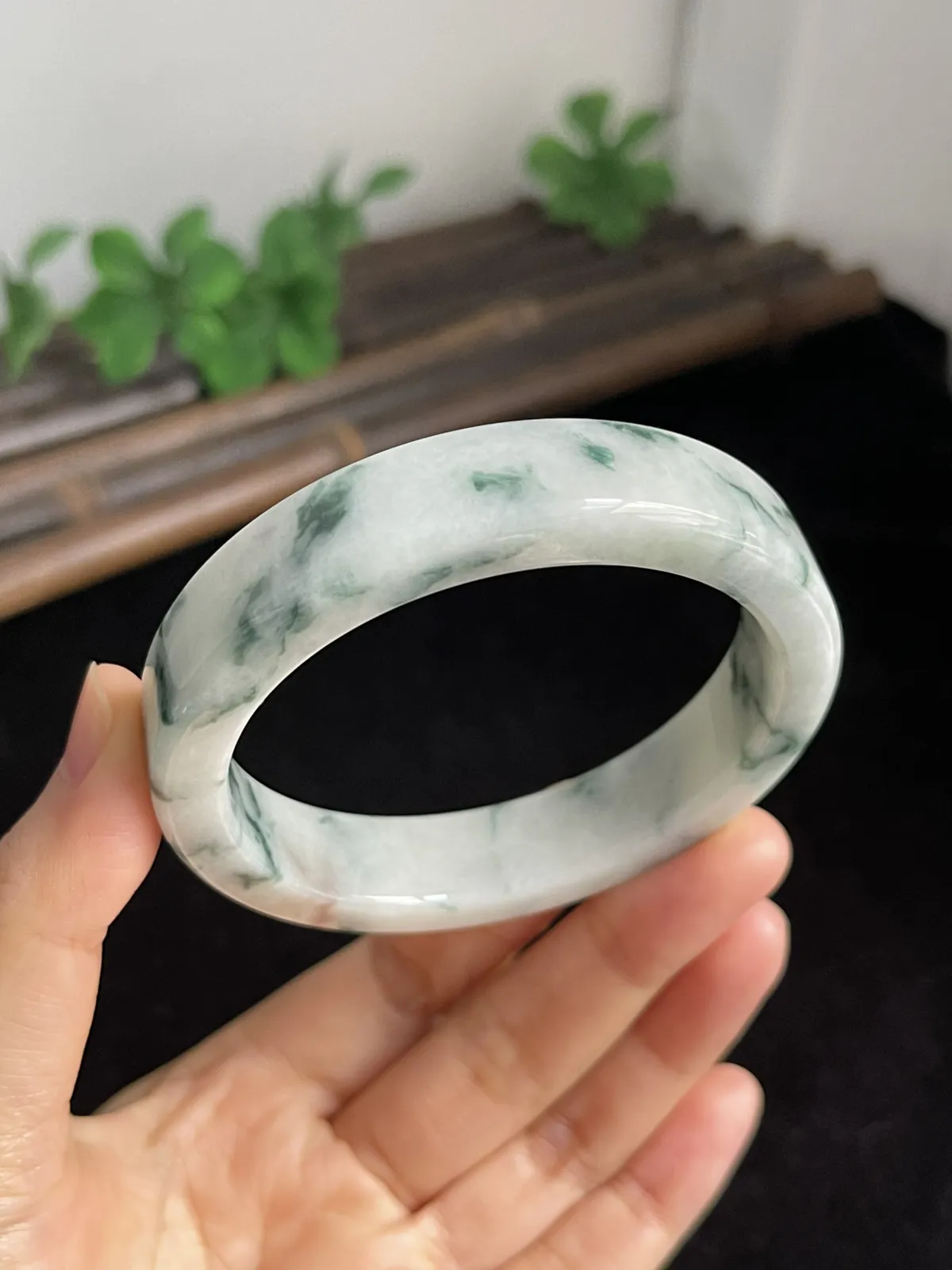 正圈56.5圈口，翡翠糯化种飘绿手镯，非常独特的方形手镯，飘片片蓝绿碎花，仙气飘飘，上手非常漂亮