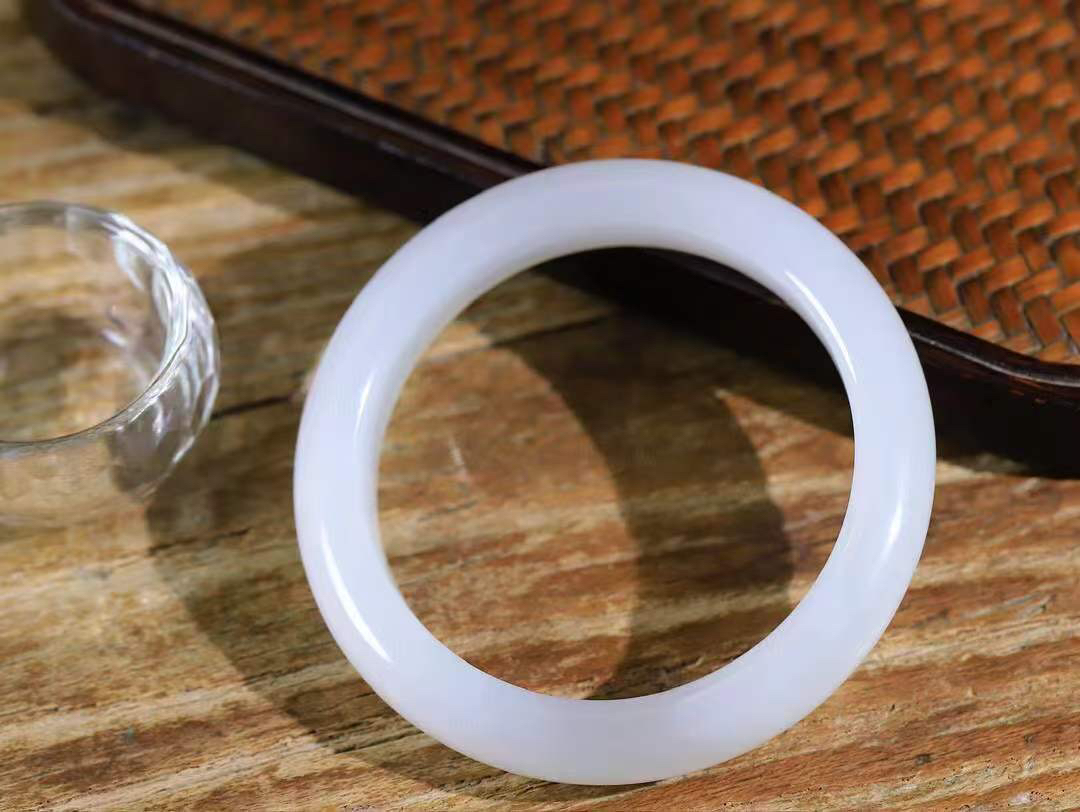 【花样年华·手镯】

精品和田玉白玉手镯，质地油润细腻，色泽高贵典雅，镯型古朴典雅。在诗情画意的雨巷相遇，你是我腕间的一抹风情，有你眸有深情，清风荡漾湖间静水，我愿俯身低眉，在烟波涟漪处，寻你深情倩影。内径54.5mm尺寸12-9mm 重51克fDA-781272524