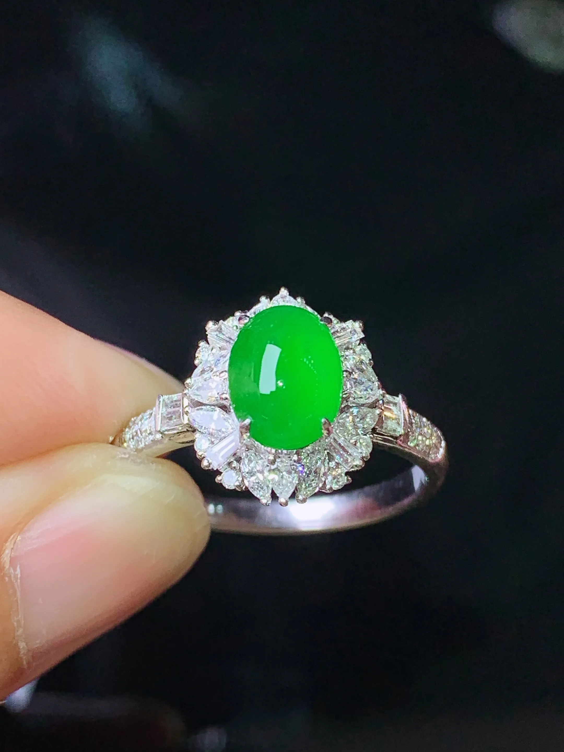 18k金钻镶嵌满绿蛋面戒指 玉质细腻 色泽清新艳丽 圈口15 整体尺寸12.7*11*7.8