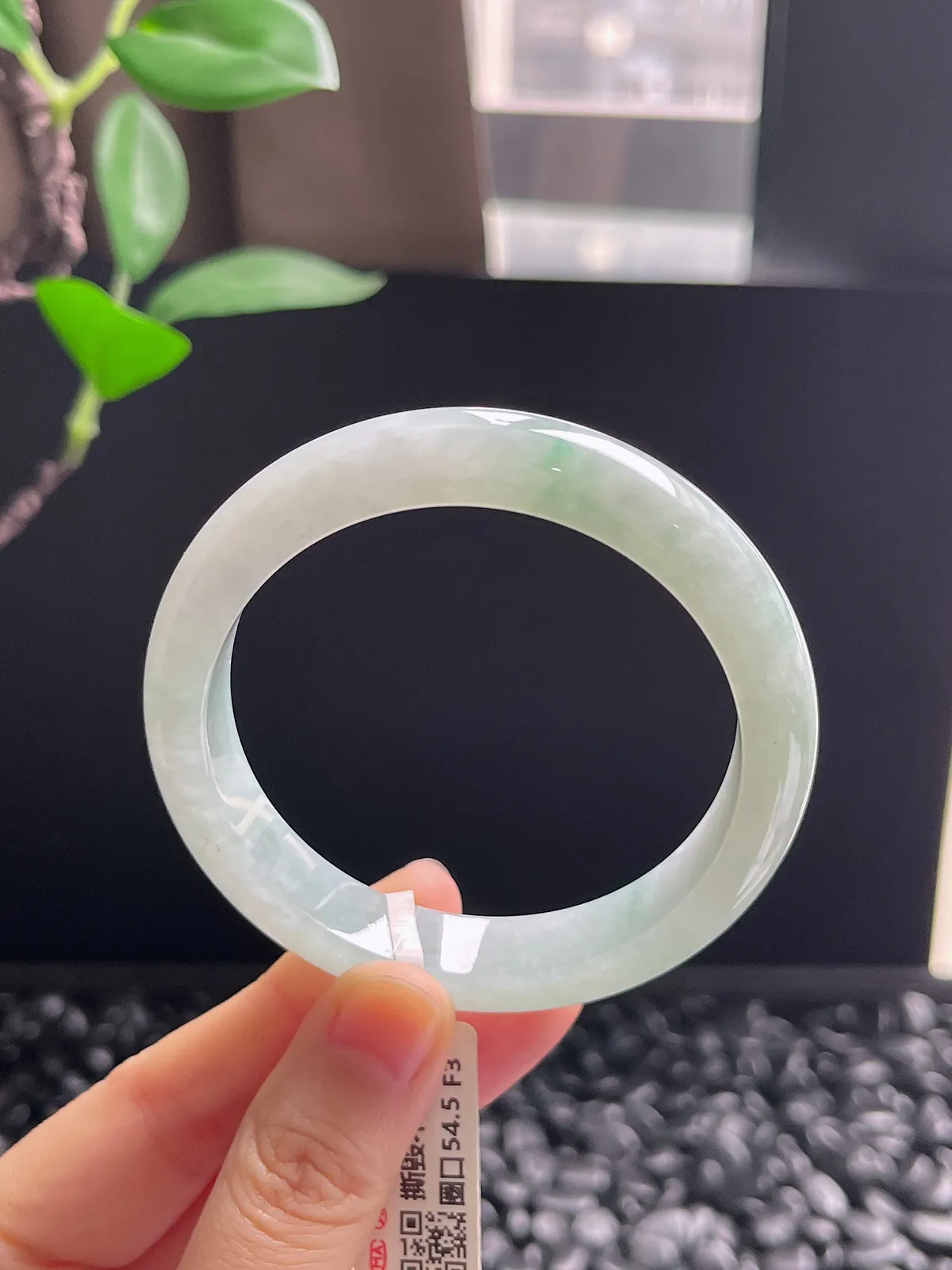 正圈54.5圈口，翡翠冰糯种淡绿色手镯