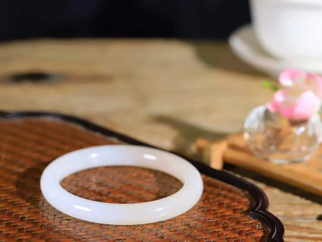 【柔情素语·手镯】

精品和田玉白玉藕粉双色圆条手镯，玉质细腻温润，手感舒适，️线条流畅，简约