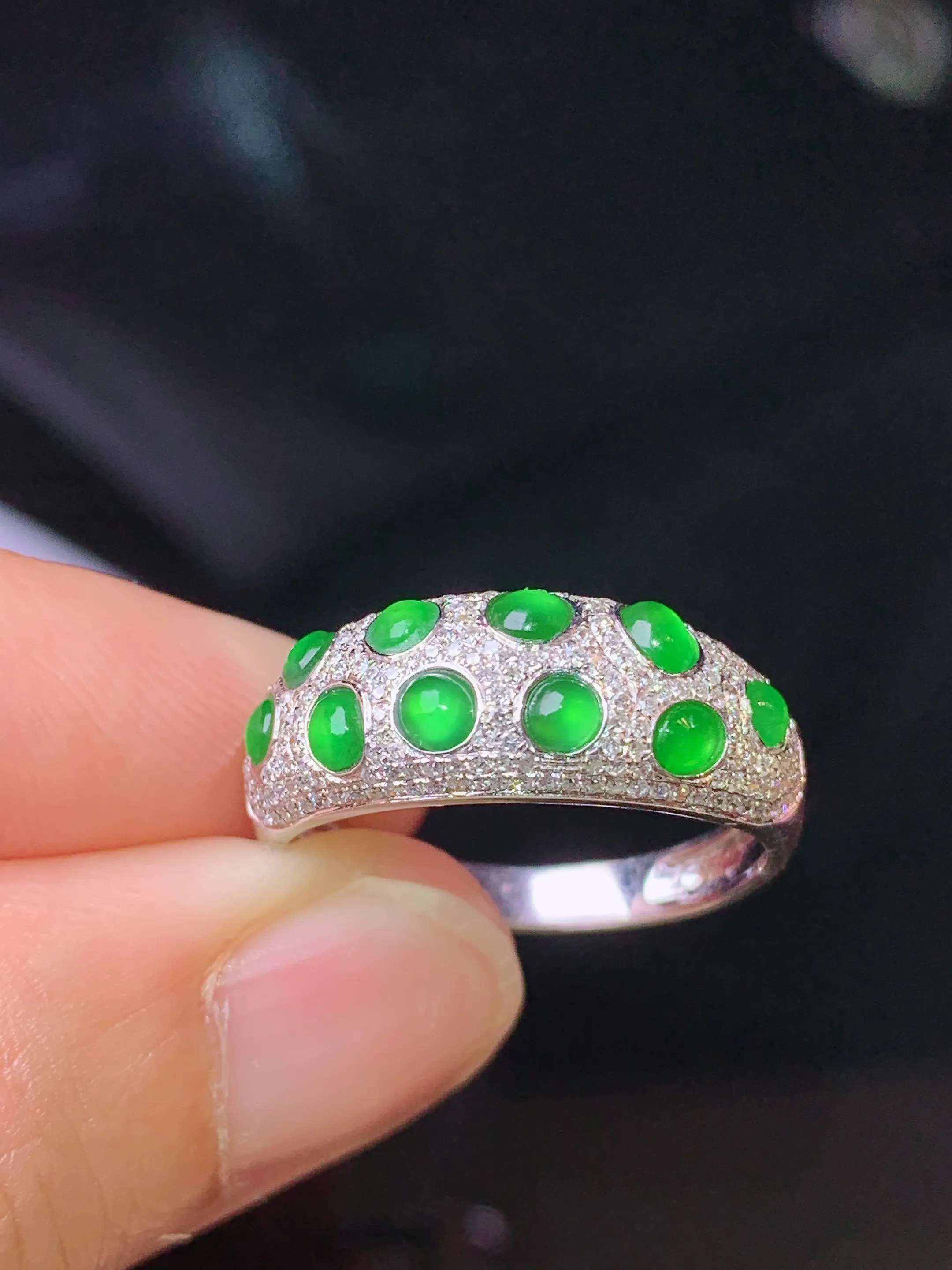 18k金钻镶嵌满绿蛋面戒指 玉质细腻 色泽清新艳丽 圈口15 整体尺寸2.5*2