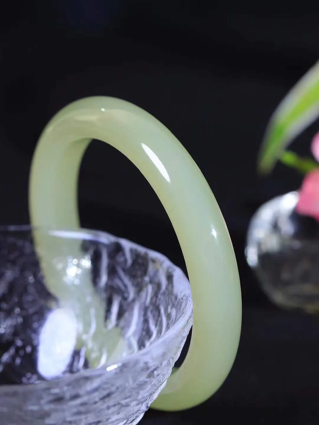 【温润于心.手镯】

精品️和田玉晴水手镯，如晴水般清澈，似晴空般纯净。每一缕纹理都诉说着大自然的馈赠，温润细腻，触手生温。佩戴它，仿佛将一片宁静的晴水湖戴在腕间，优雅从容，气质非凡。重52.8克  尺寸58.5-11.3-9mm  551202533A