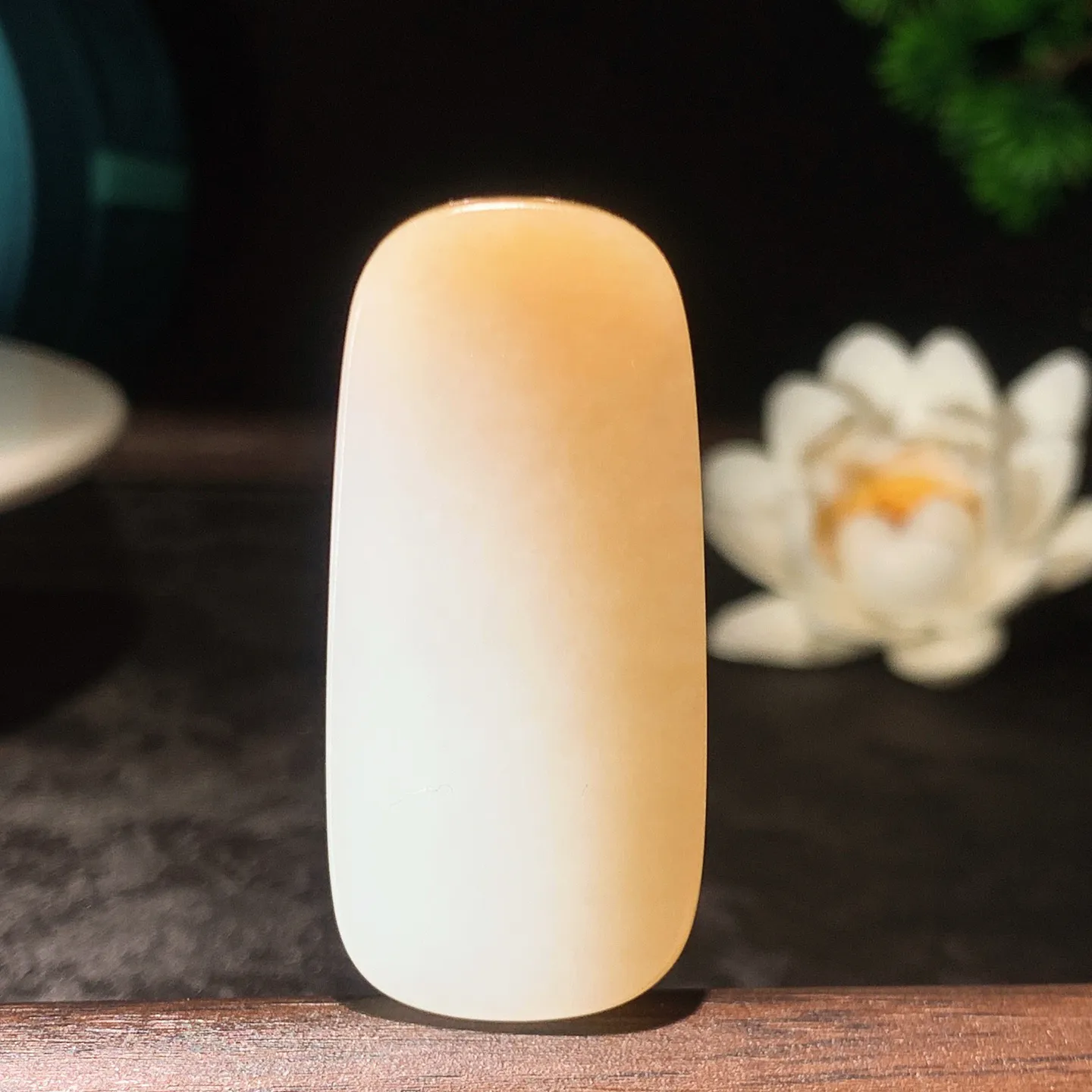 新疆和田玉且末糖下山虎牌子挂件。尺寸47/22/11重24.5克 玉质细腻油润。手推出油。佩戴高端典雅。lt251225