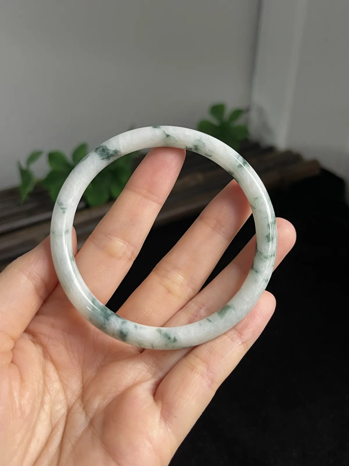 圆镯57.5圈口，翡翠糯化种飘绿手镯