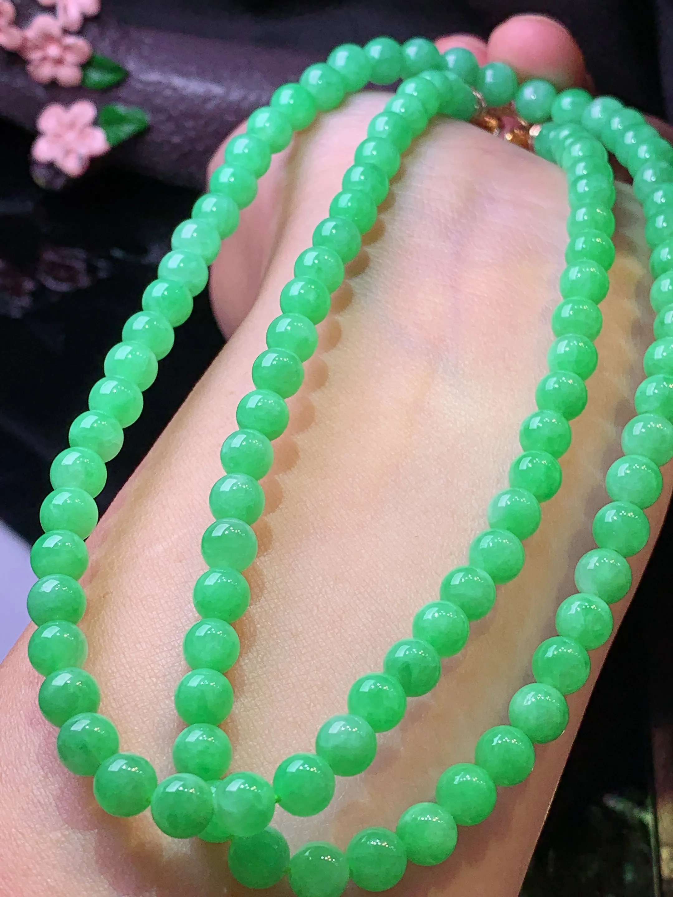 翠绿圆珠项链 玉质细腻 色泽清新艳丽 整体尺寸5.8