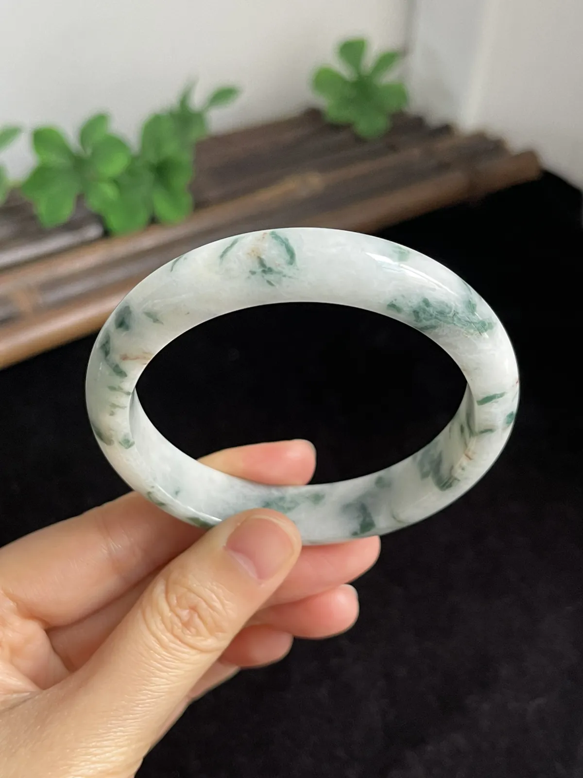 正圈56.3圈口，翡翠糯化种白底飘花飘绿手镯