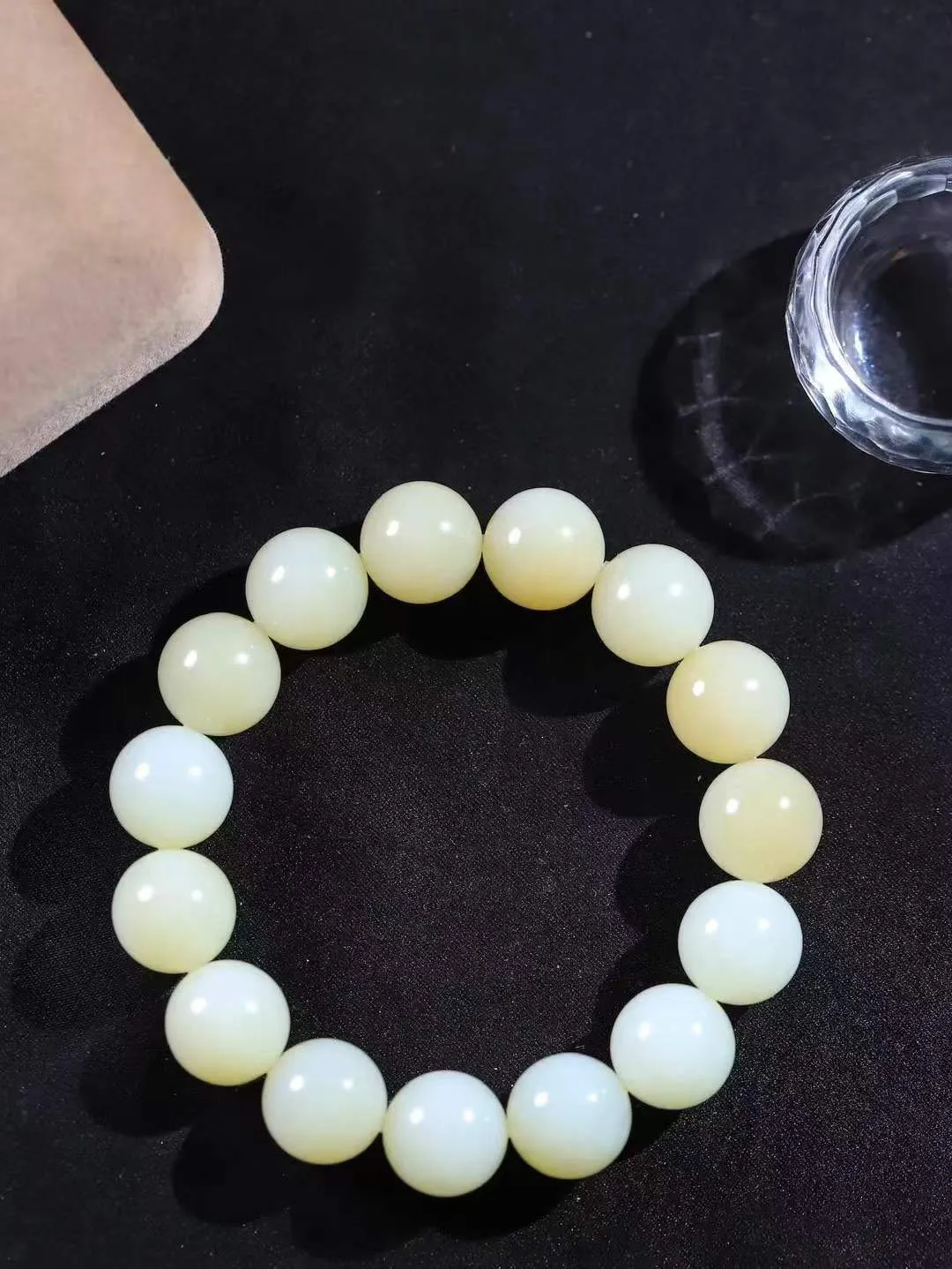 【珠圆玉润.手串】

精品和田玉糖白玉珠圆玉润手串 玉质温润细腻  整串打磨圆润，佩戴舒适。珠珠落玉盘，间关莺语花底滑，一生美好时光，无论身在何处，都有它相伴相守。事事顺遂，幸福美满，吉祥如意。重76.8克 尺寸取一15mm  FDL-791201268