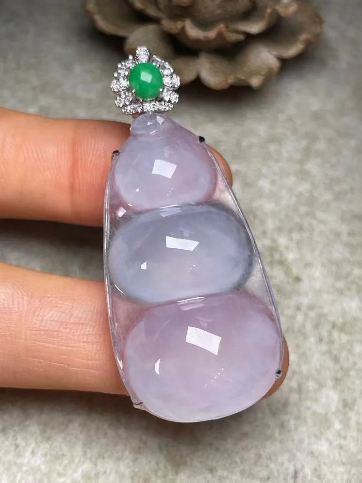 冰种福豆吊坠、真金真钻镶嵌，种水好，玉质细腻 .裸石尺寸 39.8*21.5