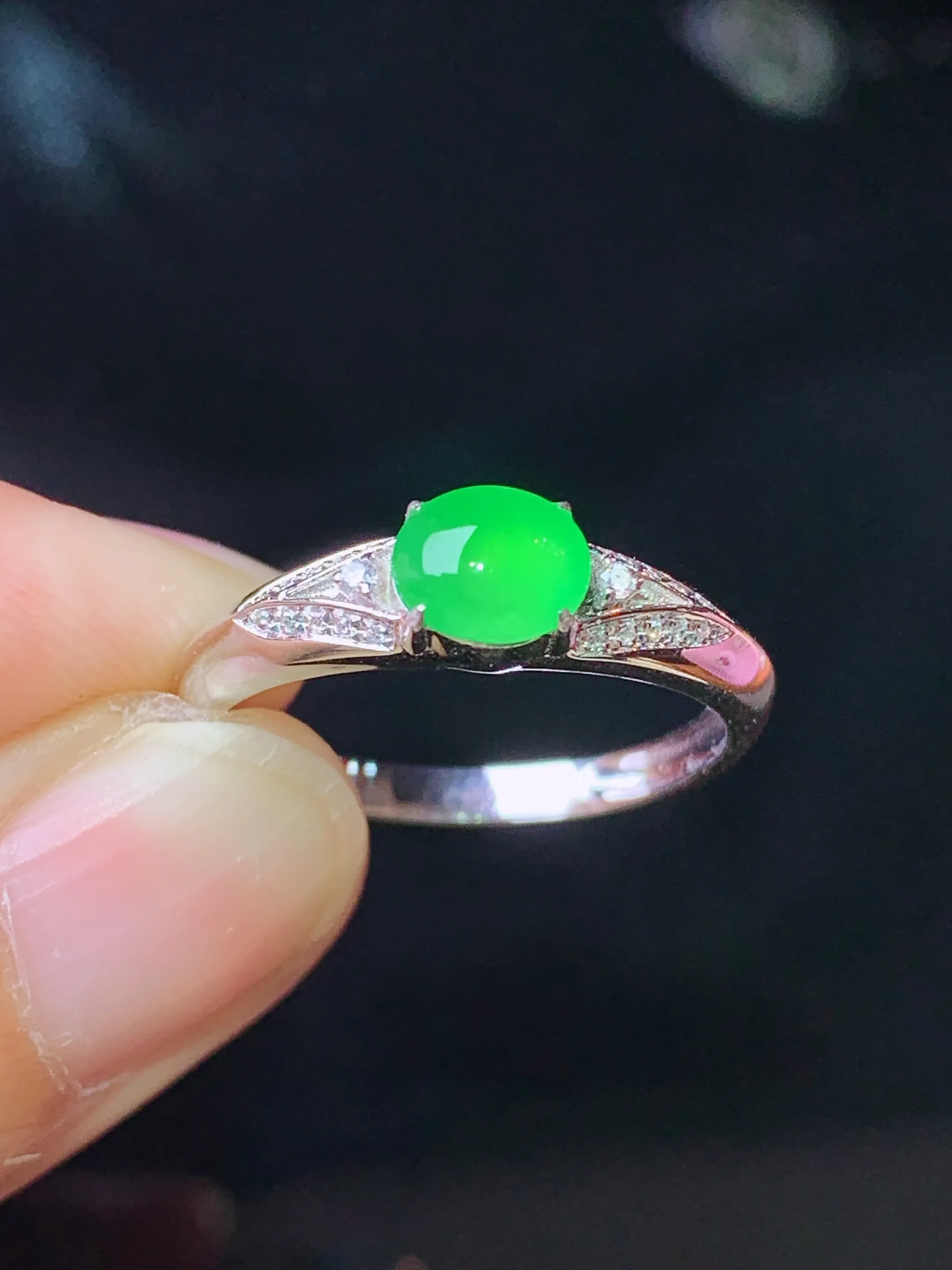 18k金钻镶嵌满绿蛋面戒指 玉质细腻 色泽清新艳丽 圈口14.5 整体尺寸5*5.6*2.3