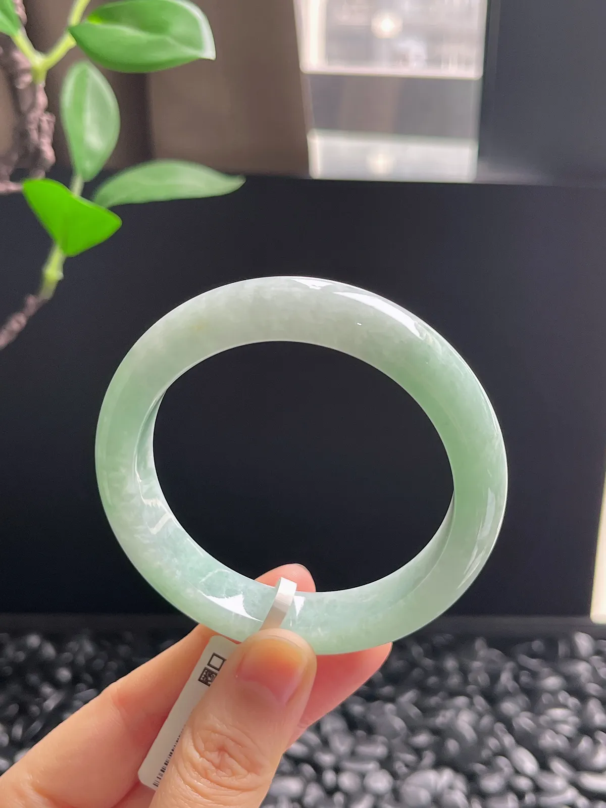 正圈53.5圈口，翡翠糯化种淡绿色手镯