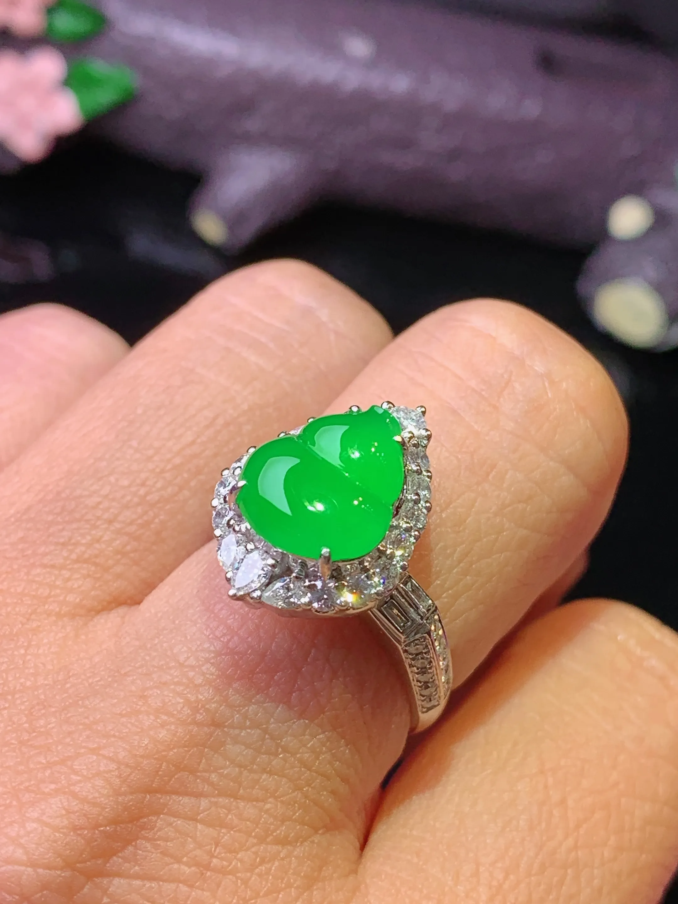 18k金钻镶嵌满绿葫芦戒指 玉质细腻 色泽清新艳丽 圈口14 整体尺寸17.2*12.6*10.5