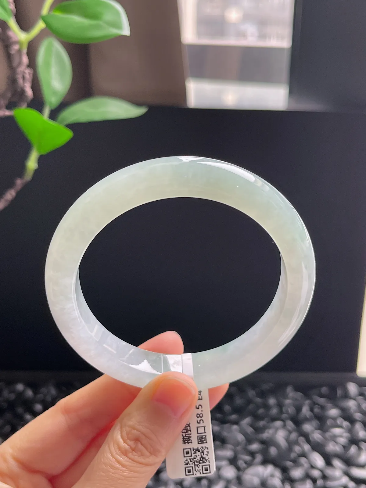 正圈58.5圈口，翡翠冰糯种淡绿色手镯，胶感十足
