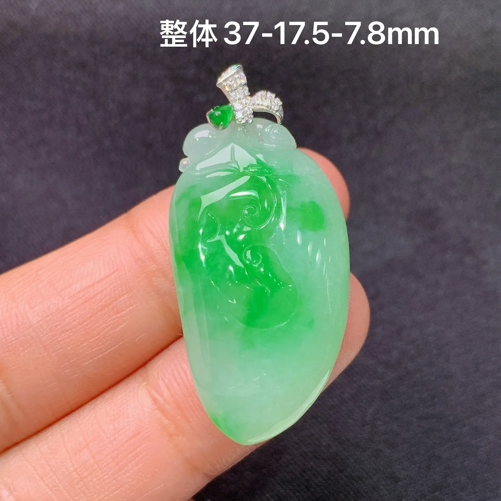 飘绿福瓜吊坠，18k金镶嵌，冰润色阳，玉质细腻，种水足，Xz 尺寸37*17.5*7.8