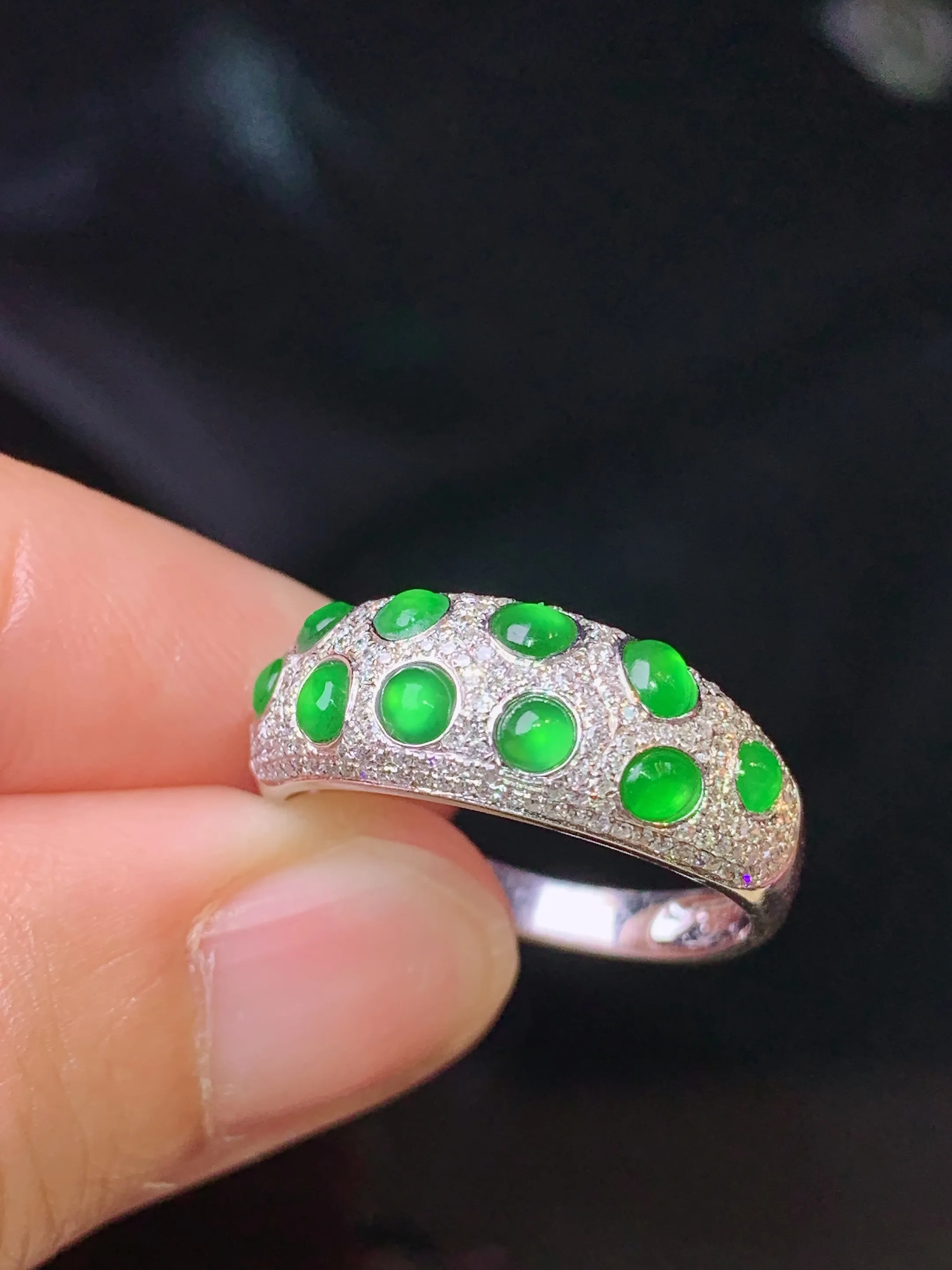 18k金钻镶嵌满绿蛋面戒指 玉质细腻 色泽清新艳丽 圈口15 整体尺寸2.5*2