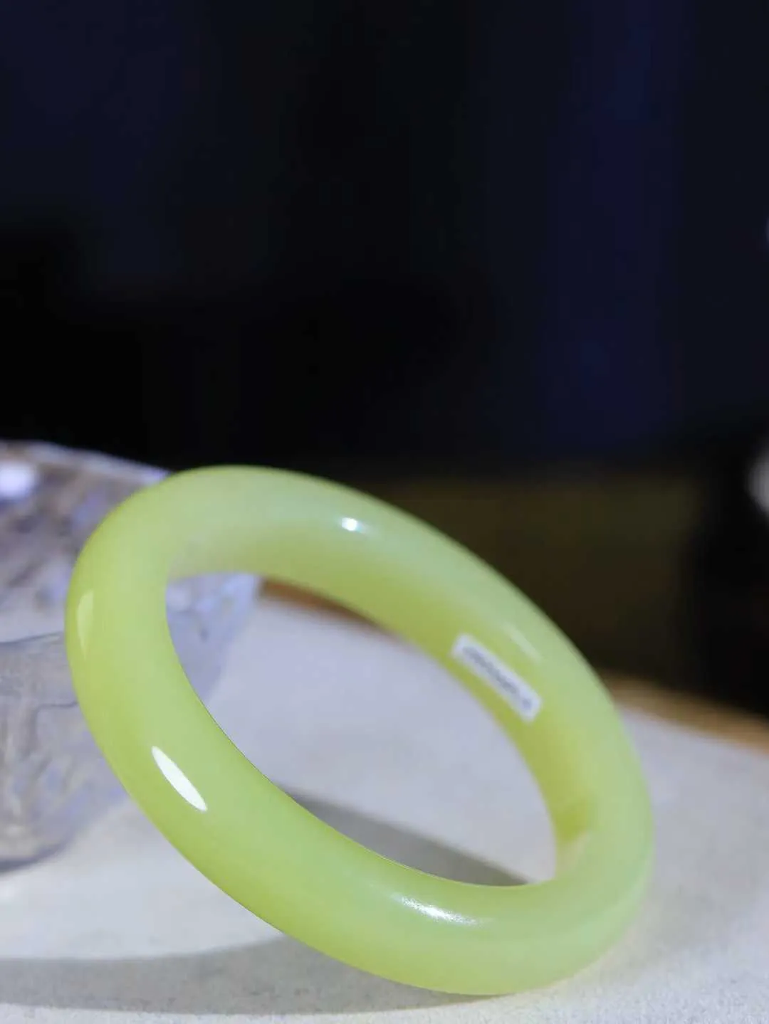 （柔情似水.手镯）

精品和田玉黄口手镯，玉质温润细腻，镯型饱满圆润，优雅知性，姽婳于幽静兮，又婆娑乎人间，经典款型，古朴典雅。极具灵性，腕间风情，风姿卓越。 重61.4克    内径56.5mm 尺寸12.7-9.4mm   781252444A