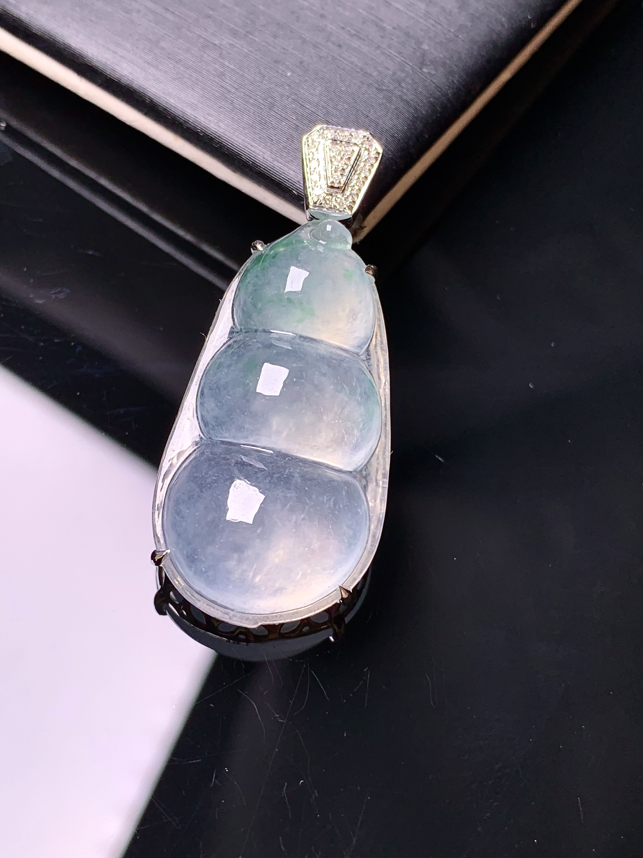 18k金钻镶嵌冰种四季豆吊坠 玉质细腻 色泽清新艳丽 整体尺寸25.5*15.5*8.2