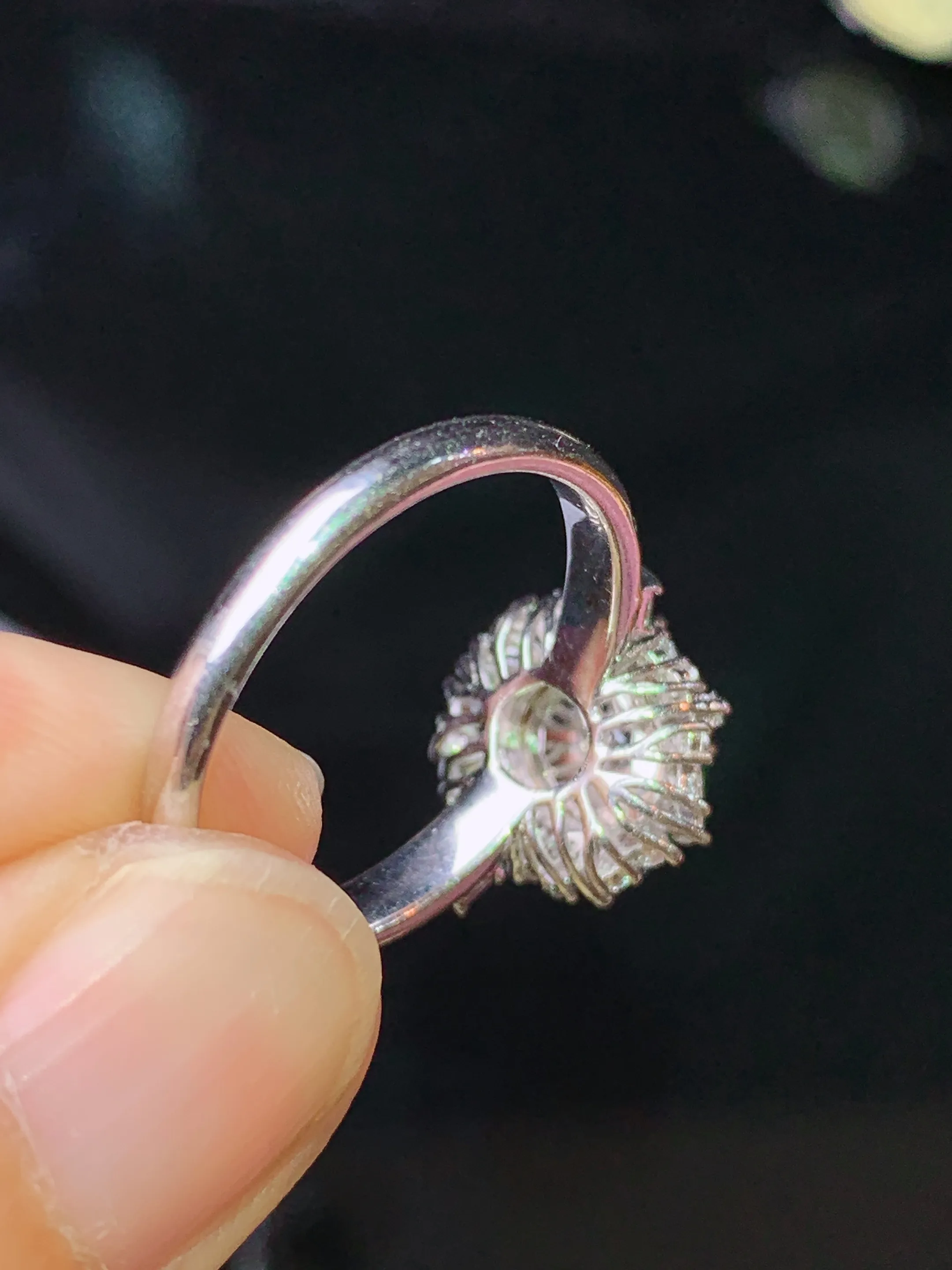 18k金钻镶嵌满绿蛋面戒指 玉质细腻 色泽清新艳丽 圈口15 整体尺寸12.7*11*7.8