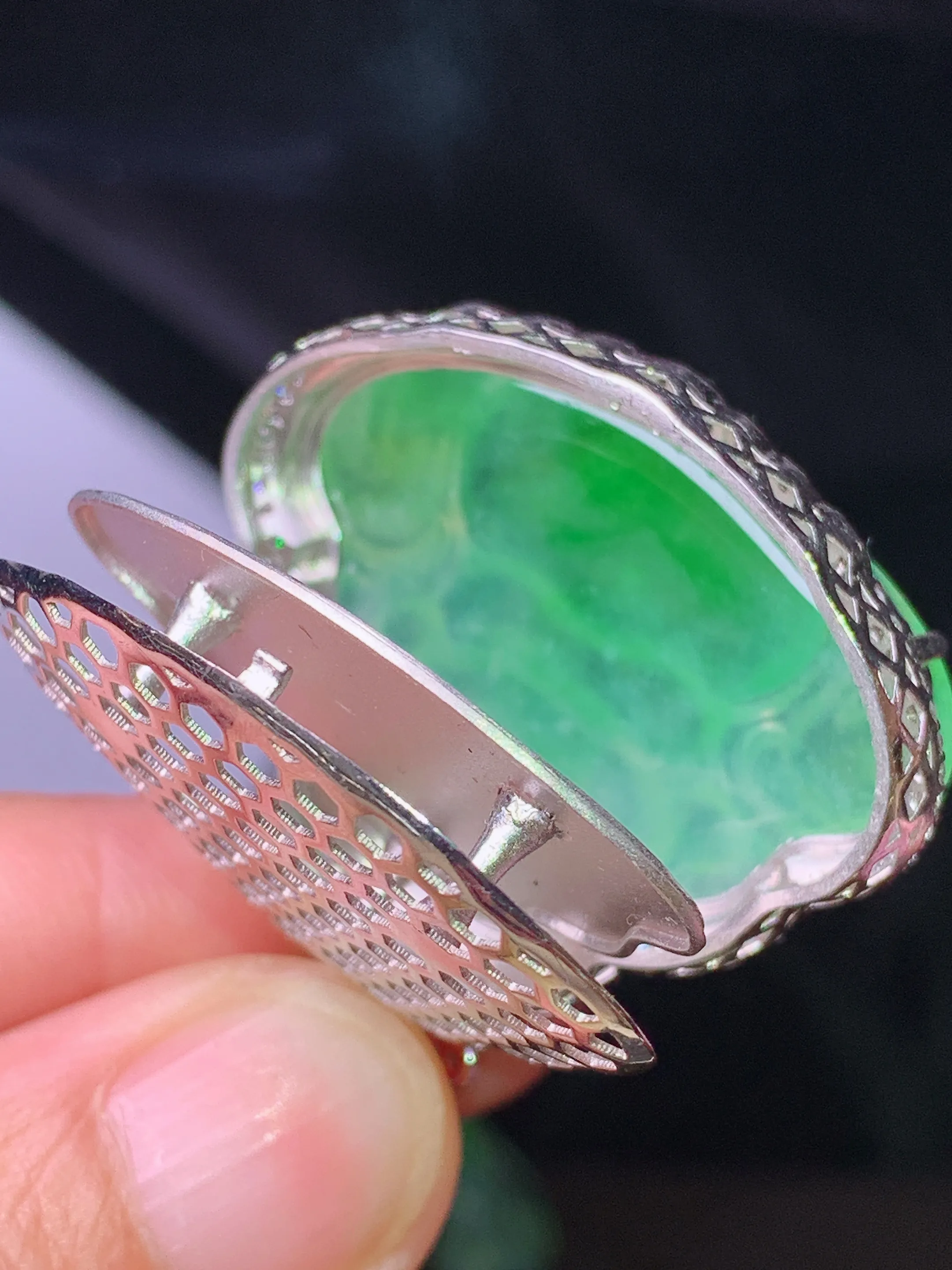 18k金钻镶嵌翠绿佛公吊坠 玉质细腻 色泽清新艳丽 整体尺寸36.2*34*10.2