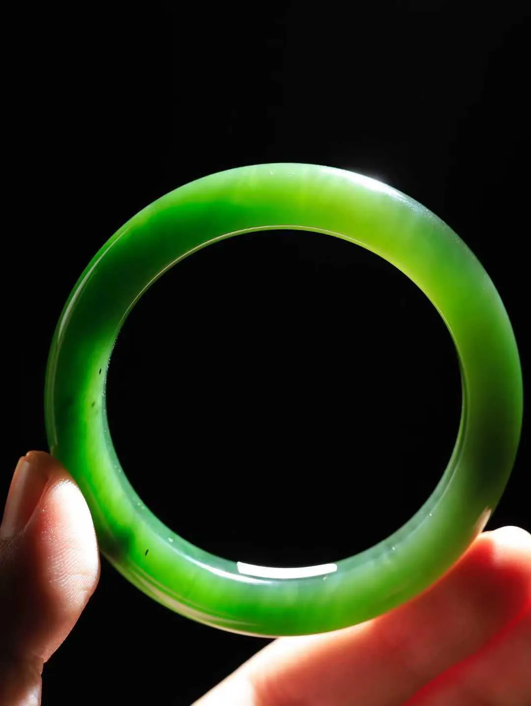 【温润如心.镯】

精品和田玉碧玉猫眼手镯，精选上等碧玉料，色泽清透，质地细腻。佩戴它，感受千年玉文化的温润与优雅，愿它为您带来平安与幸福。重54.6克  尺寸53.5-11.7-8.9mm  101202411A