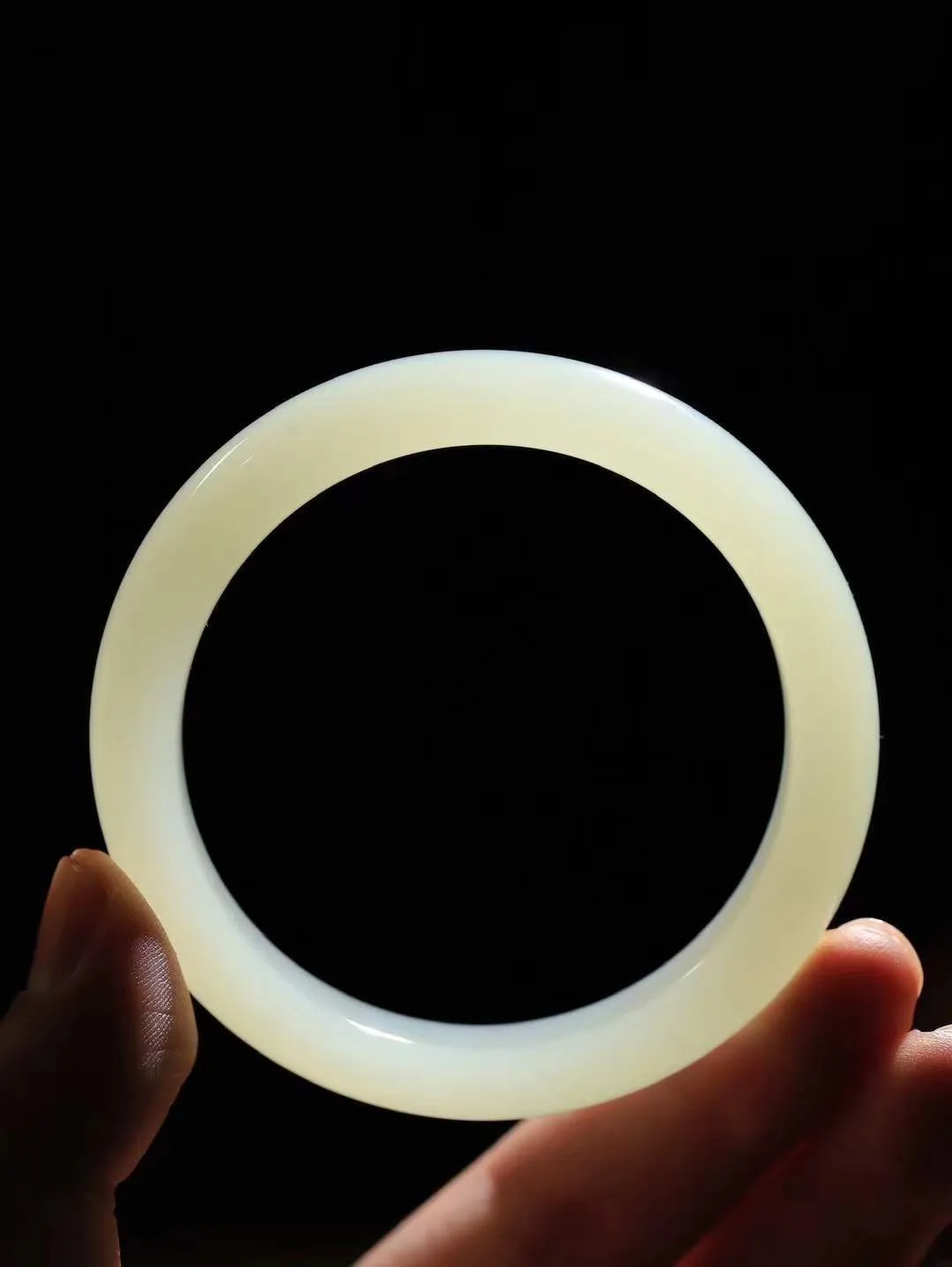 【岁月之韵.手镯】

精品和田玉晴水手镯，色泽淡雅如雨后初晴的天空，清新脱俗。手镯圆润饱满，寓意圆满和谐，承载着岁月的温柔与时光的沉淀。无论是日常佩戴还是珍藏，都是对美好生活的诗意表达。重46.8克  尺寸56-11.2-8.2mm  561242574A